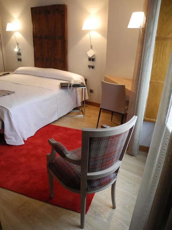 Photo of the whole room, Bed in Hospederia Chapitel