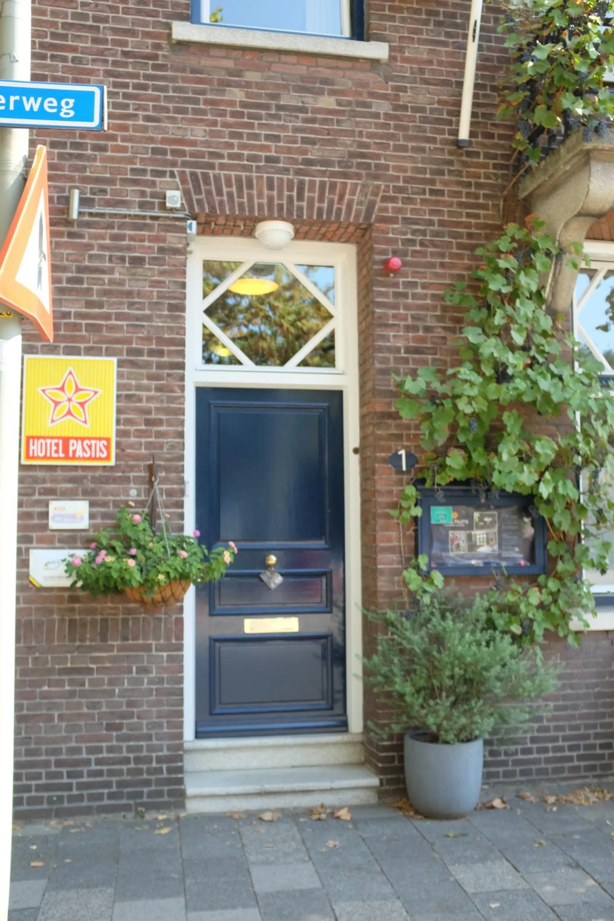 Facade/entrance in Logis Pastis
