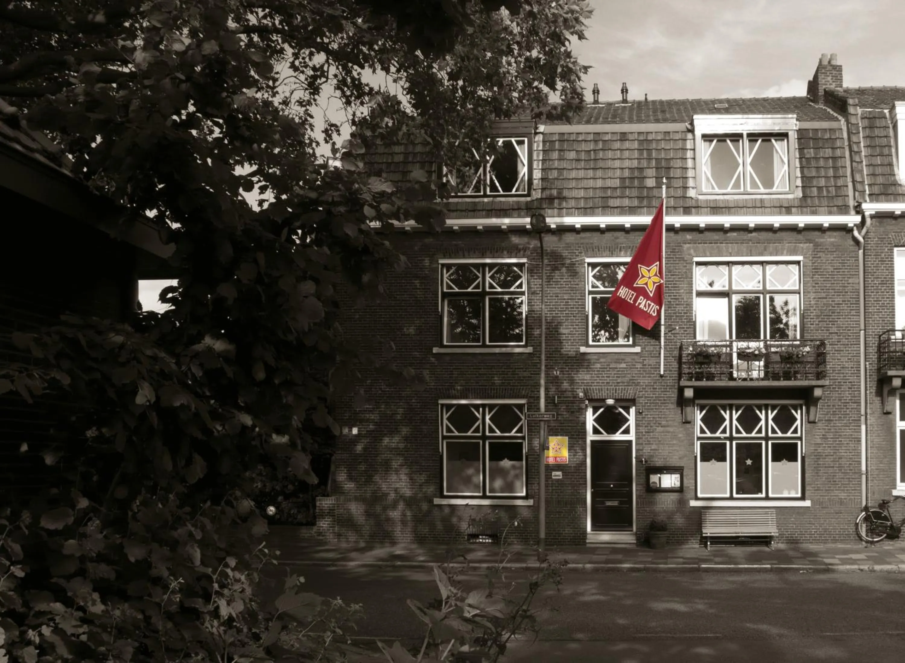 Facade/entrance in Logis Pastis