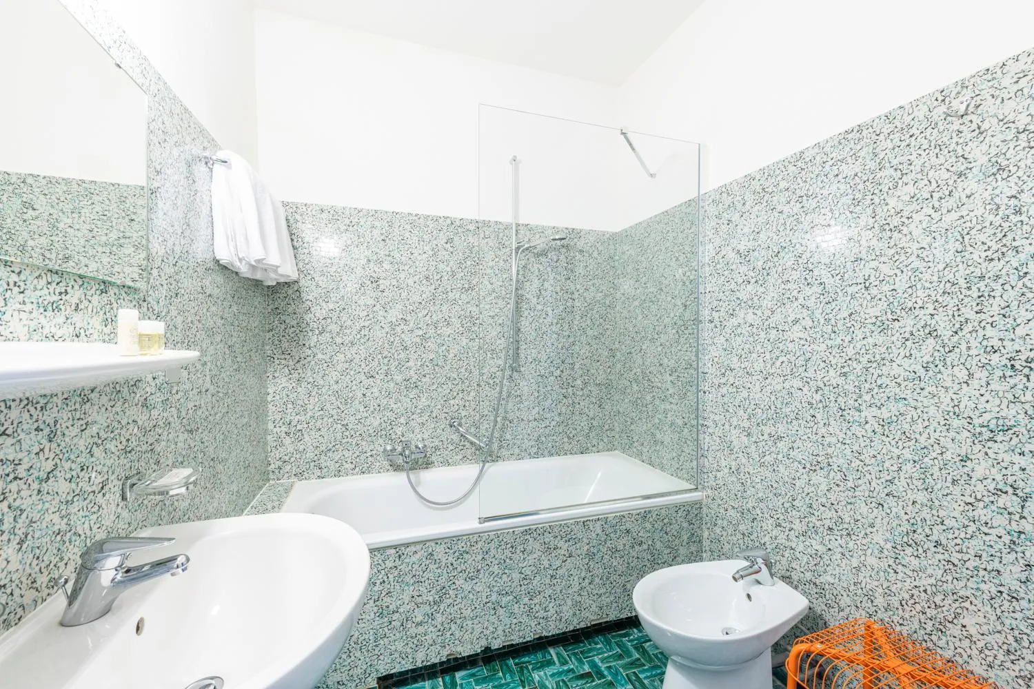 Bath in Hotel Atlantico self check-in