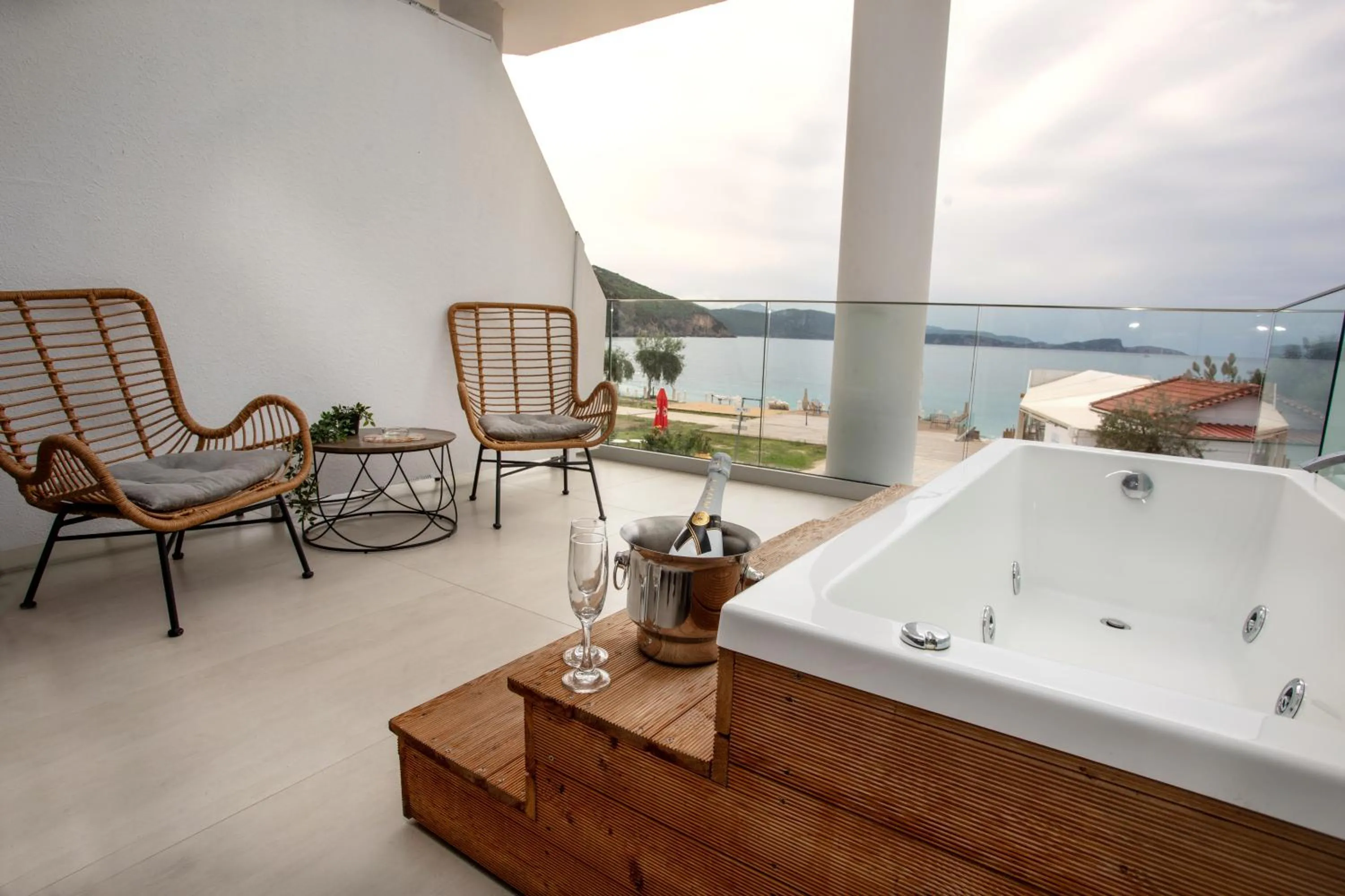 Enjoy Lichnos Bay Village, Camping, Hotel and Apartments
