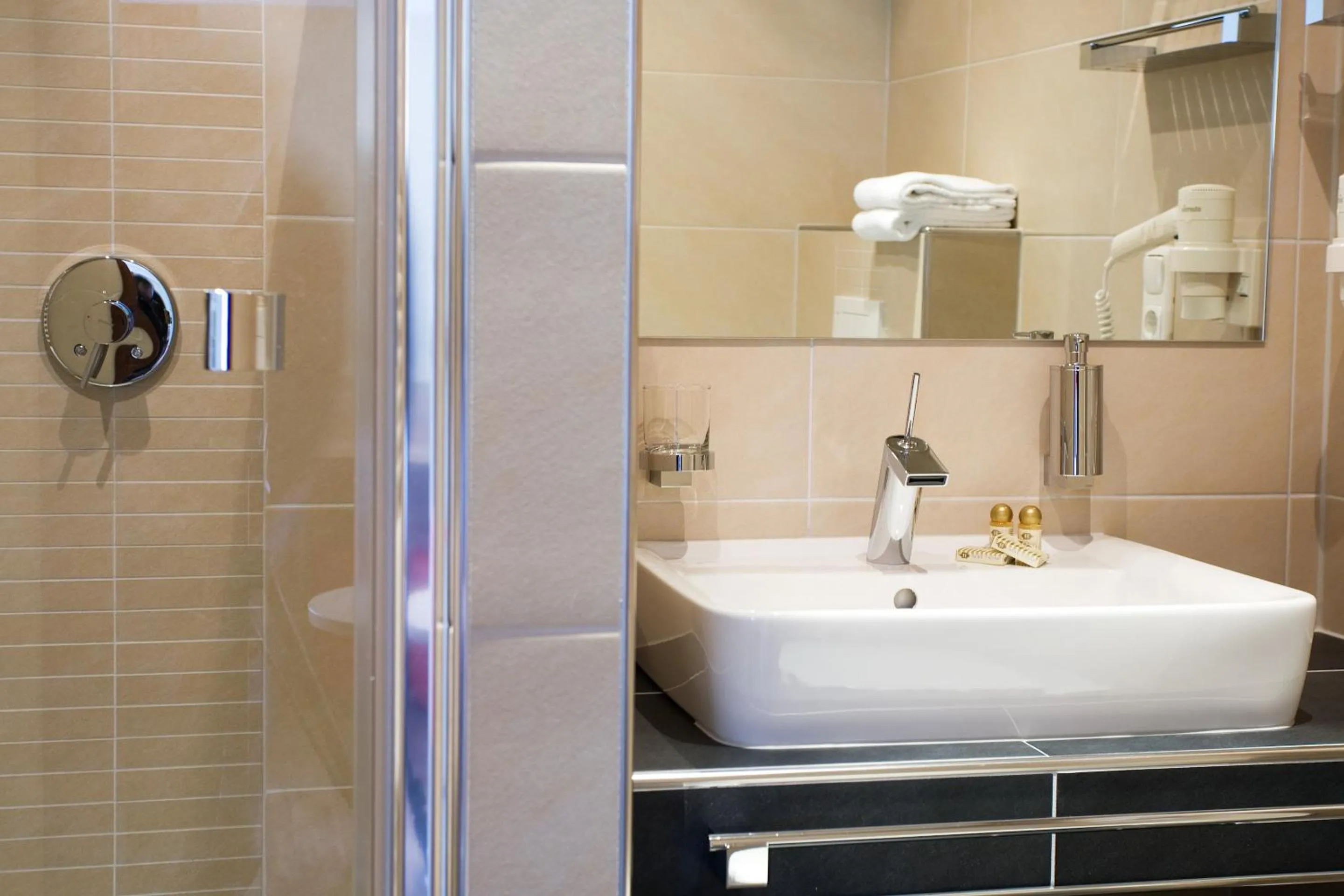 Bathroom in Hotel La Baia