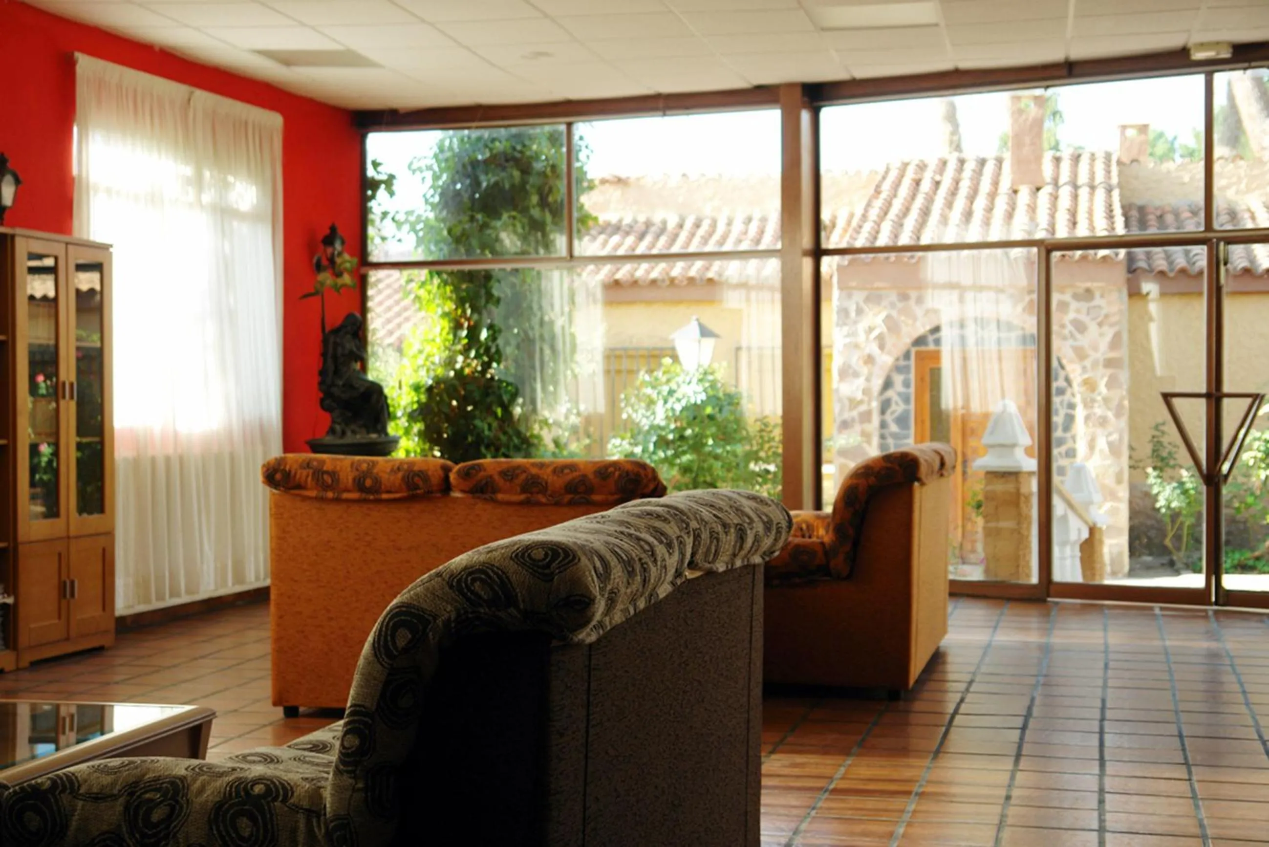 Communal lounge/ TV room in Hotel Rural Don Quijote