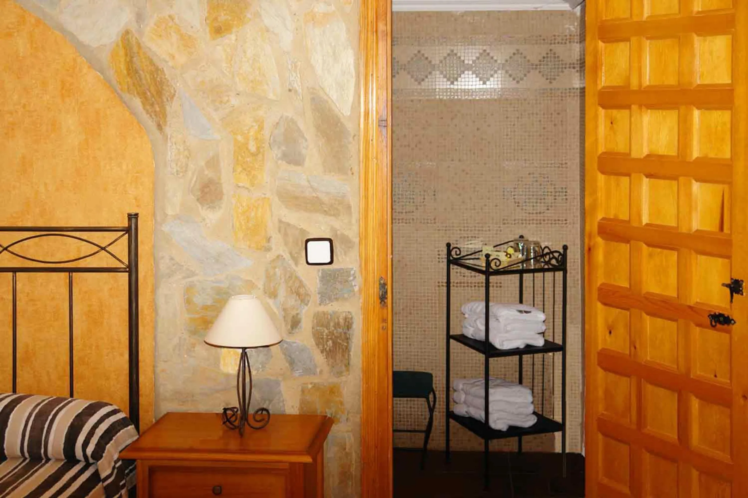 Bathroom, Bed in Hotel Rural Don Quijote