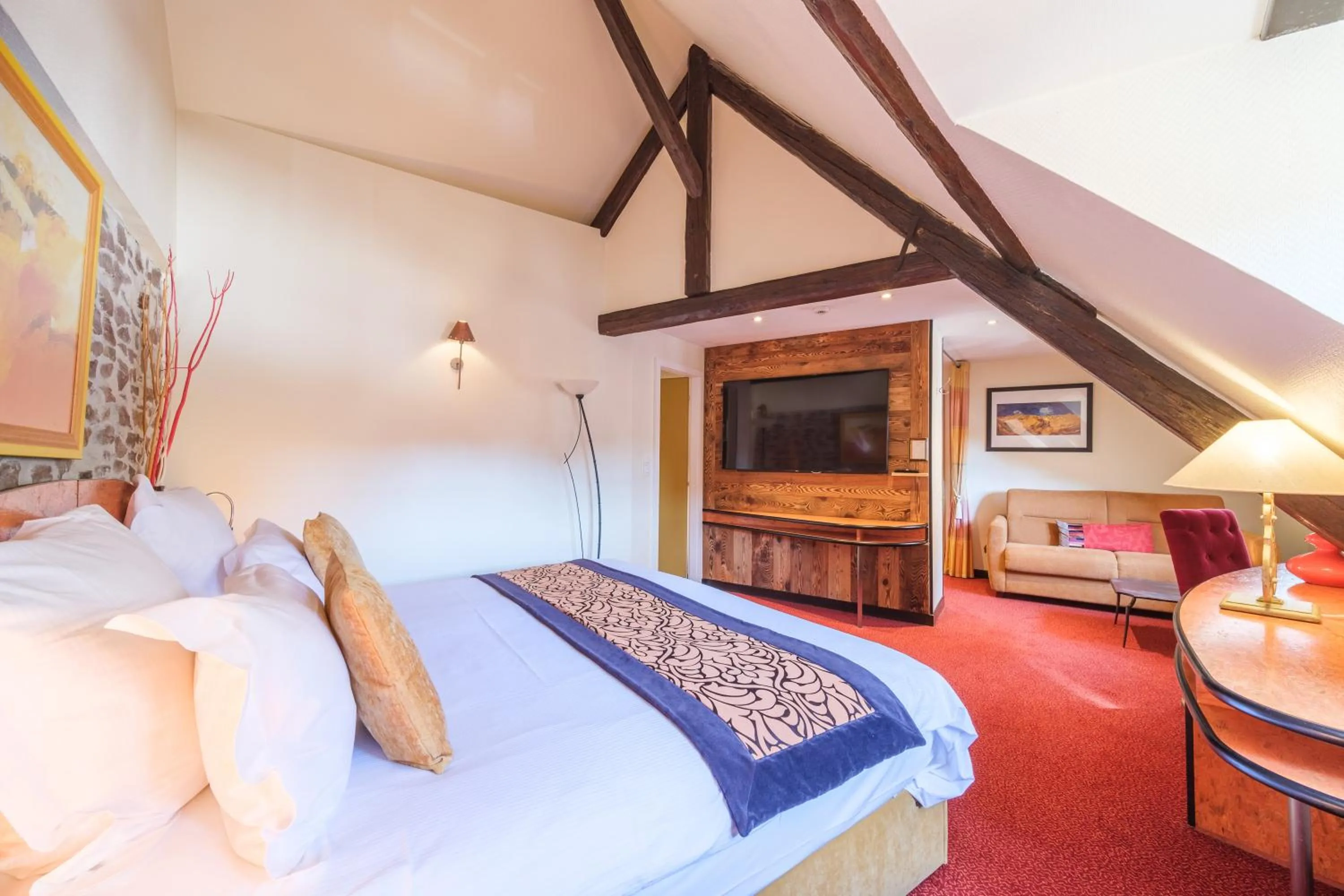 Photo of the whole room, Bed in L'Hostellerie du Château