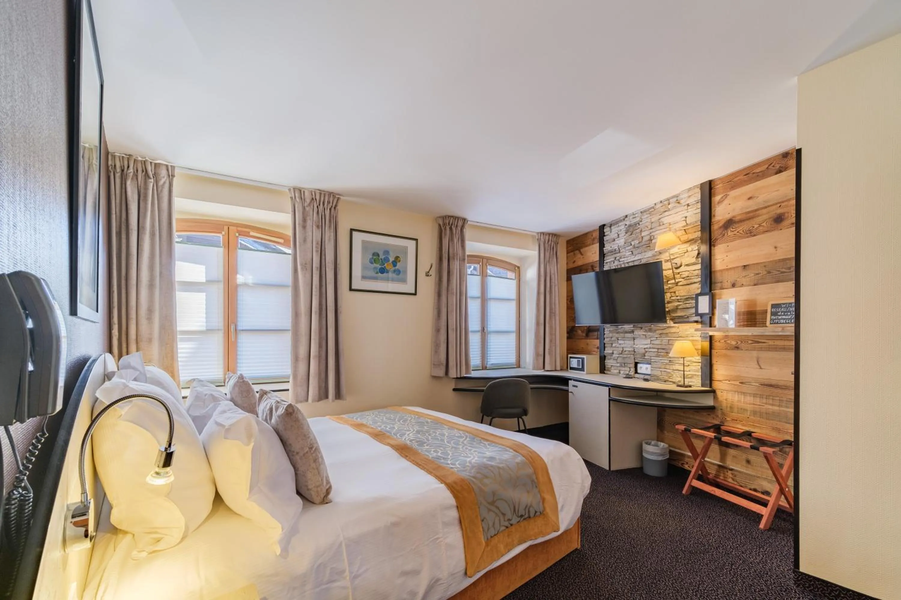 Bedroom, Bed in L'Hostellerie du Château