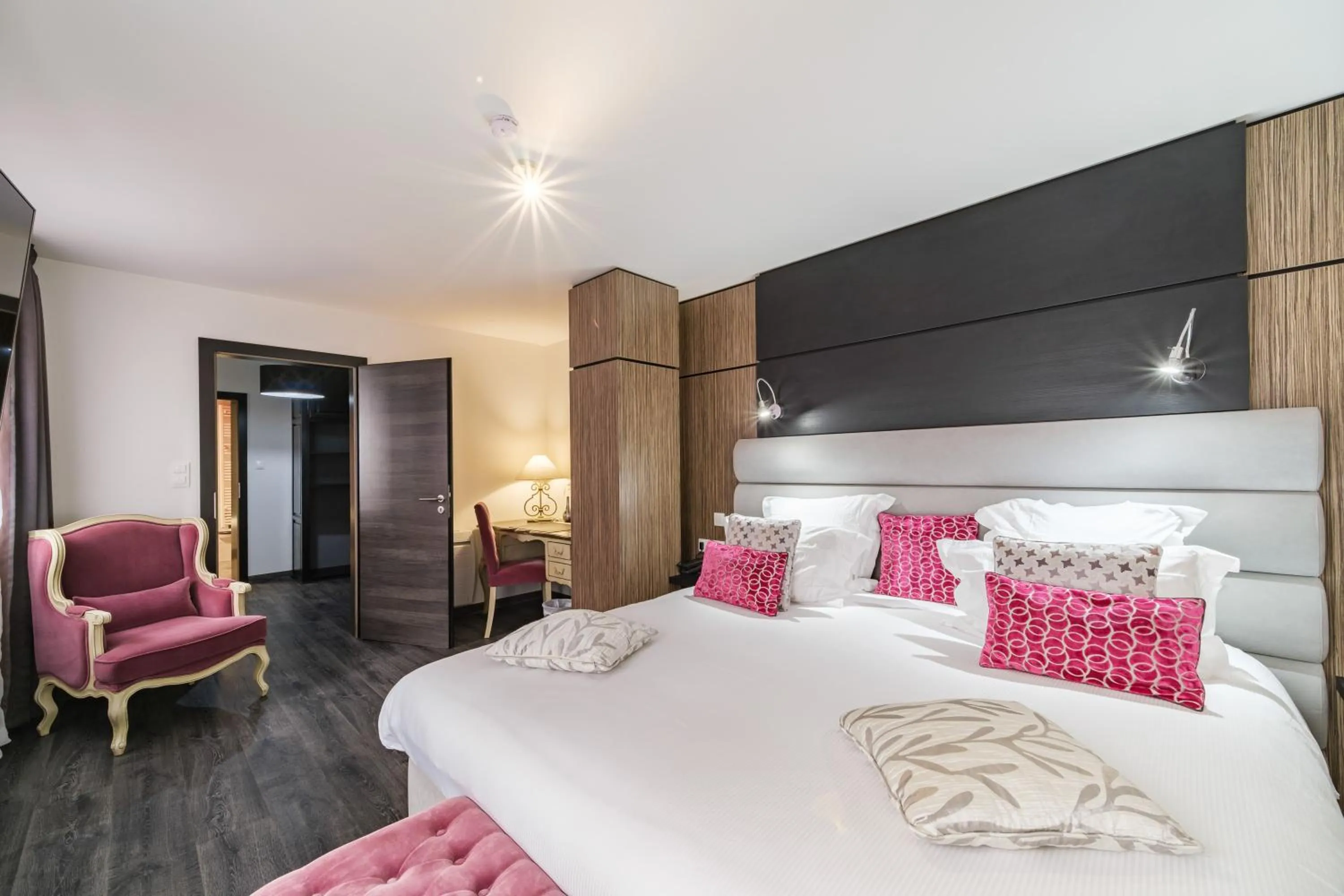 Photo of the whole room, Bed in L'Hostellerie du Château