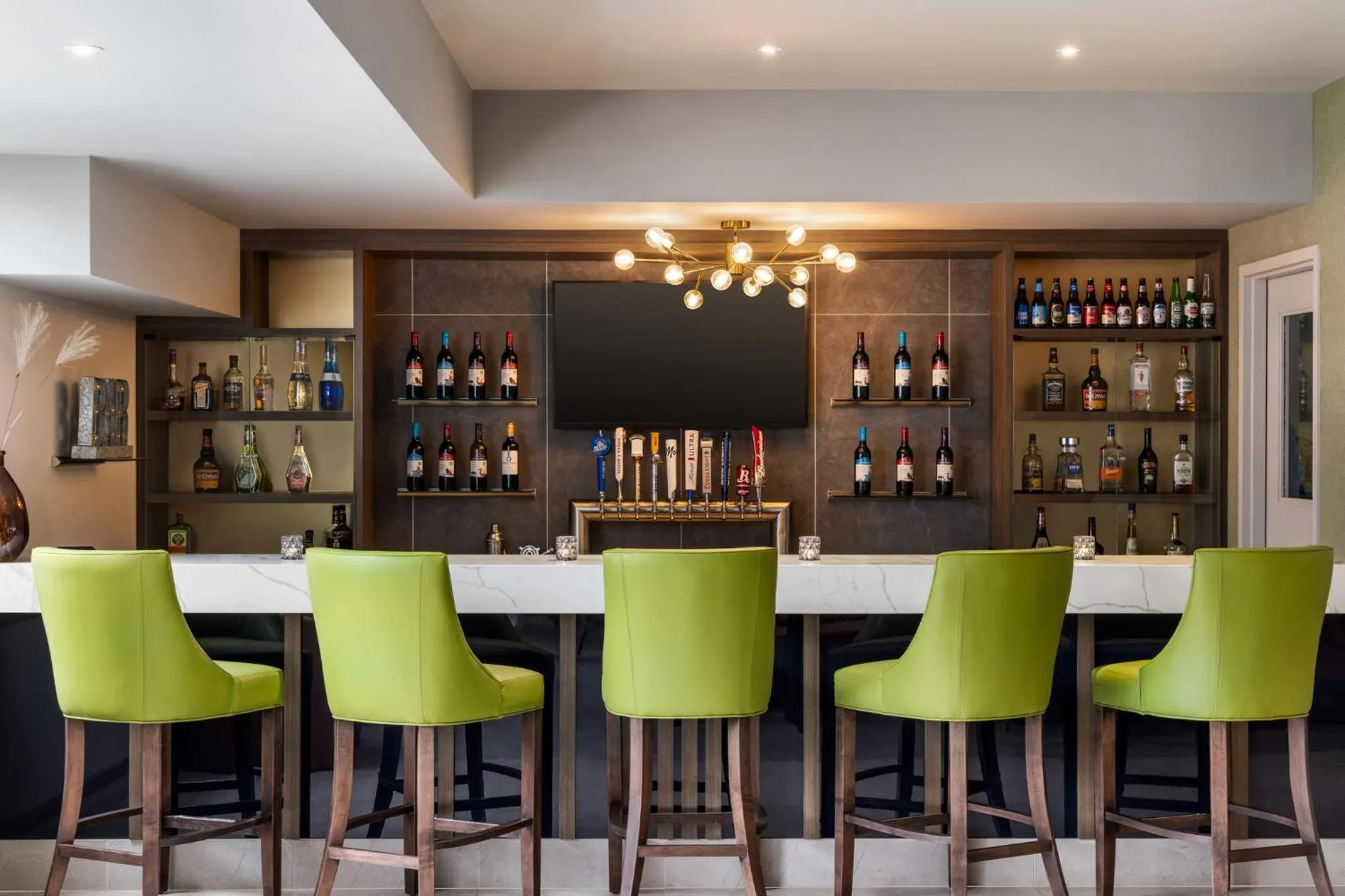 Lounge or bar in Crowne Plaza Saint John Harbour View by IHG