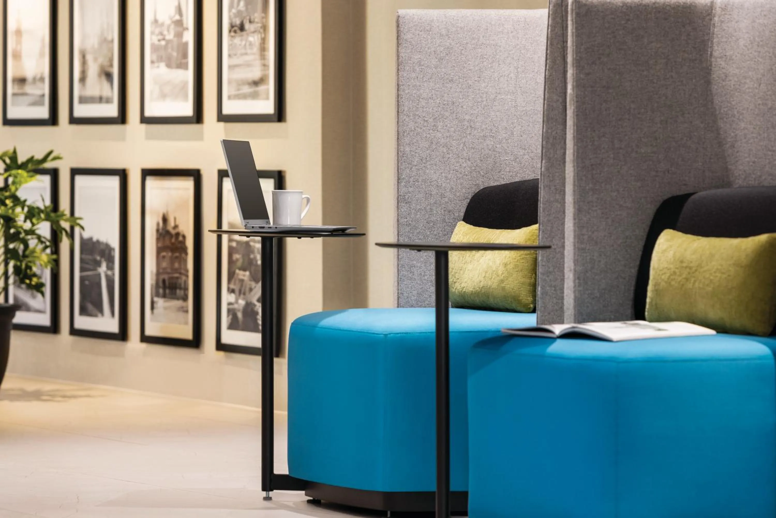 Lounge or bar in Crowne Plaza Saint John Harbour View by IHG