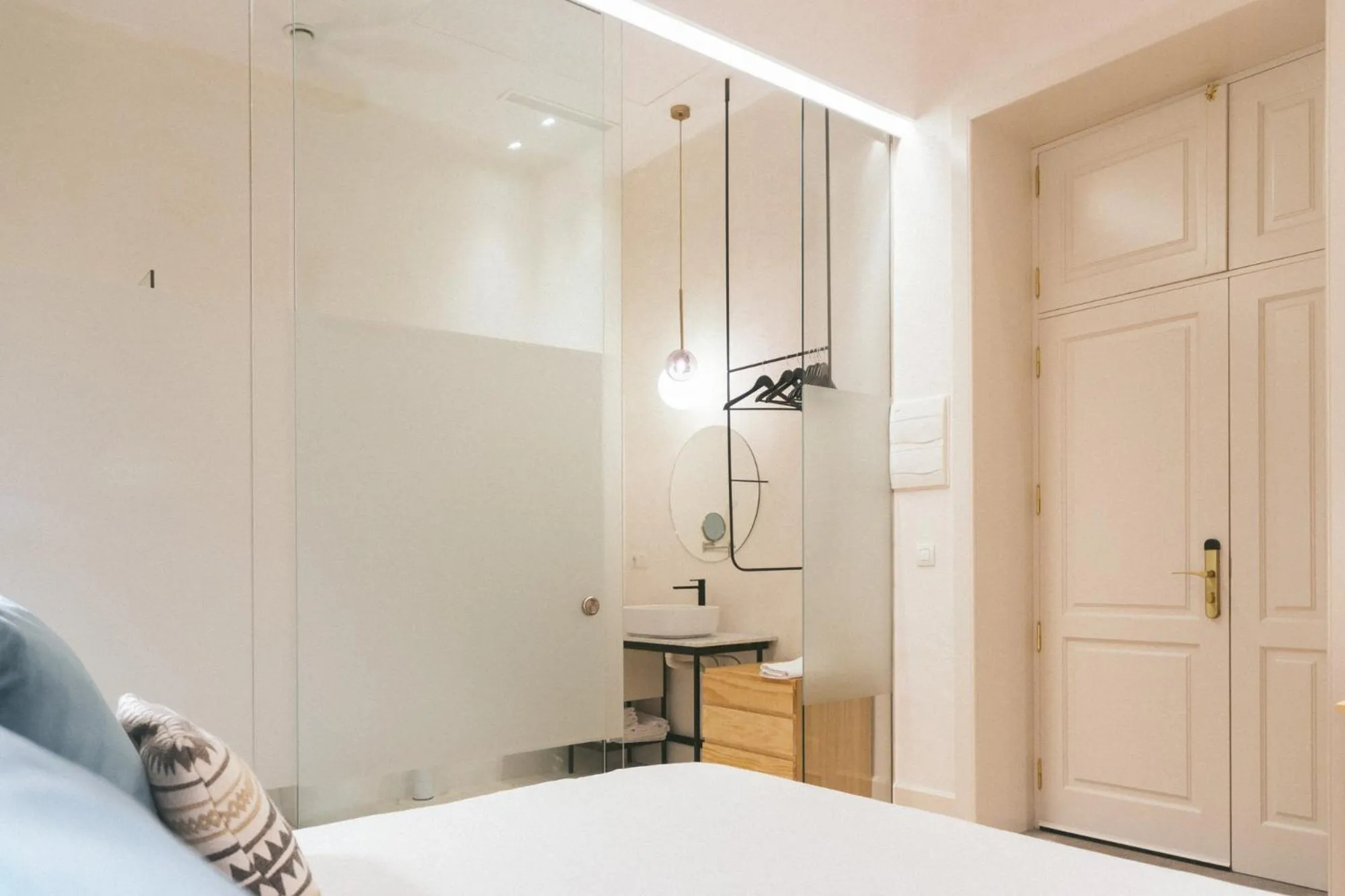 Photo of the whole room, Bed in VEINTIUNO Emblematic Hotels - Adults Only