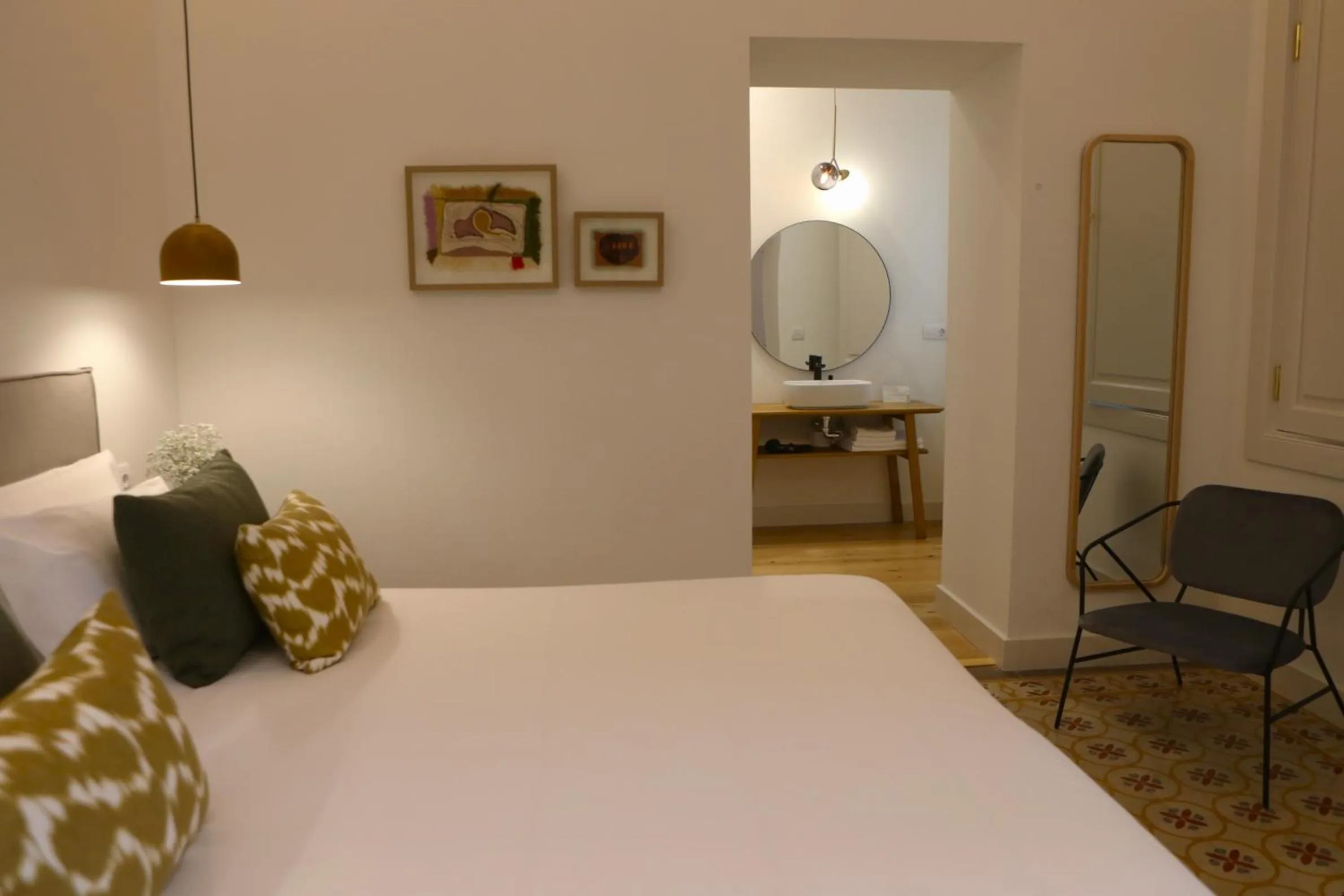 Bathroom, Bed in VEINTIUNO Emblematic Hotels - Adults Only