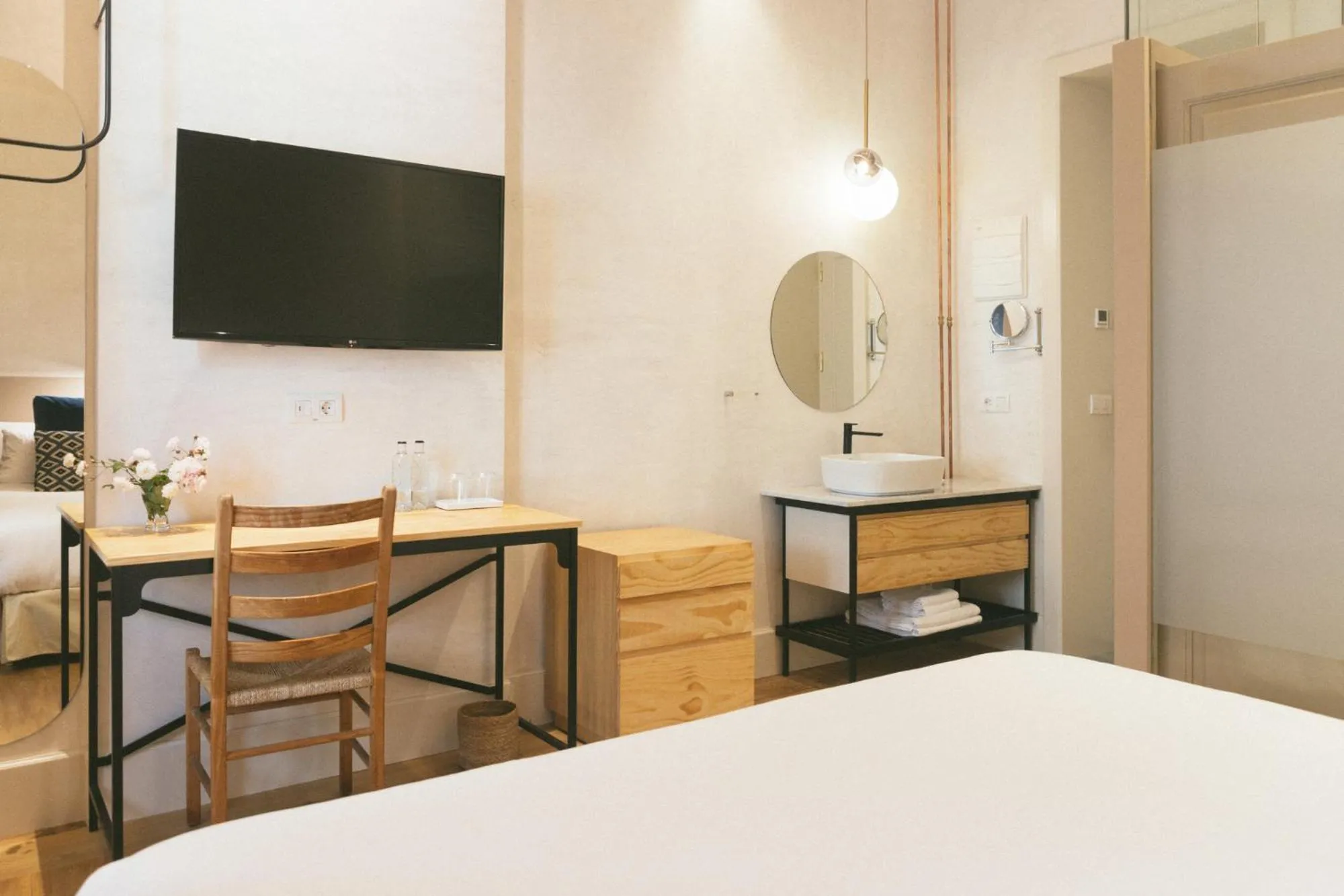 Photo of the whole room, Bed in VEINTIUNO Emblematic Hotels - Adults Only