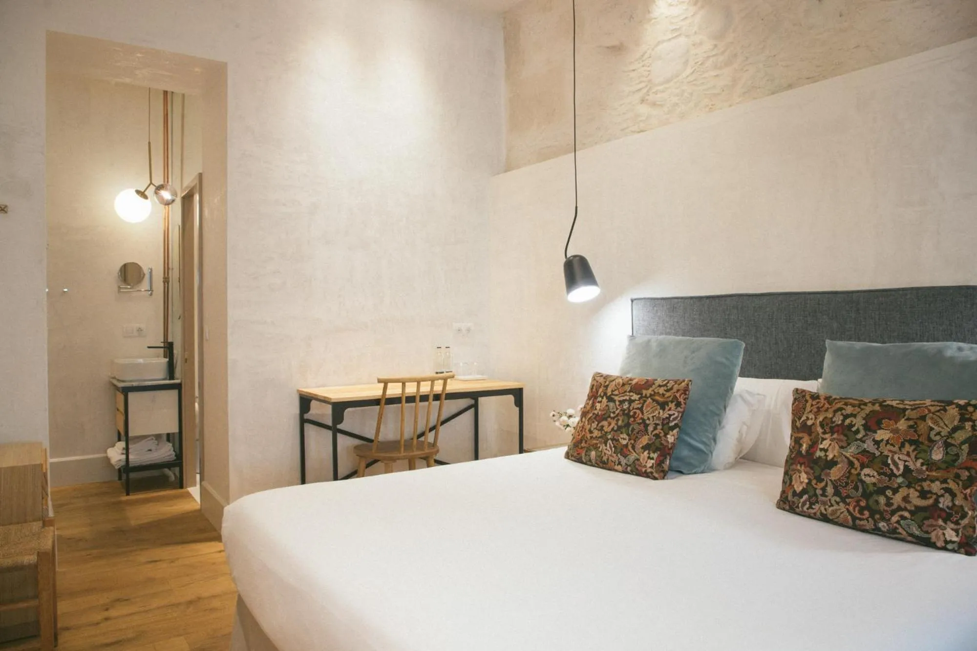 Bed in VEINTIUNO Emblematic Hotels - Adults Only