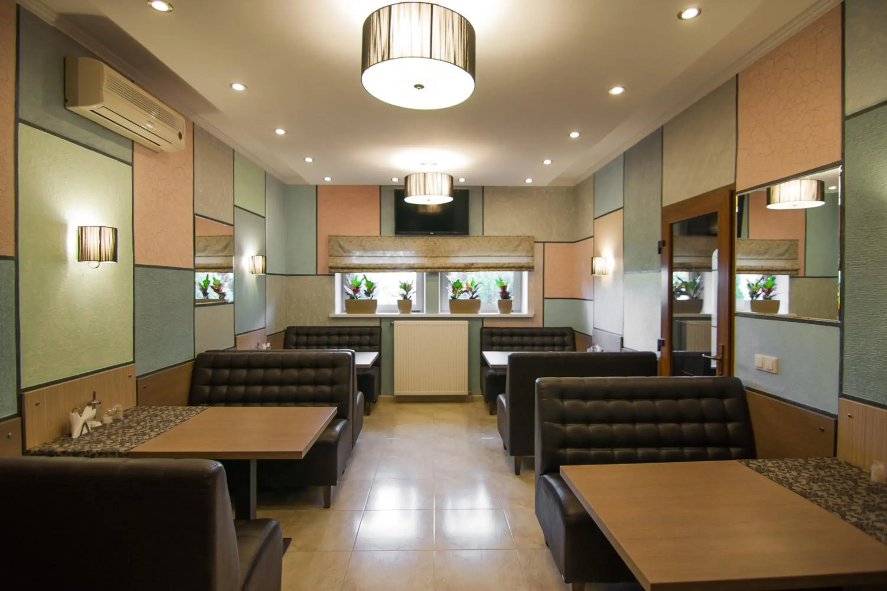 Restaurant/places to eat in Komilfo Hotel Restaurant/places to eat in Komilfo Hotel