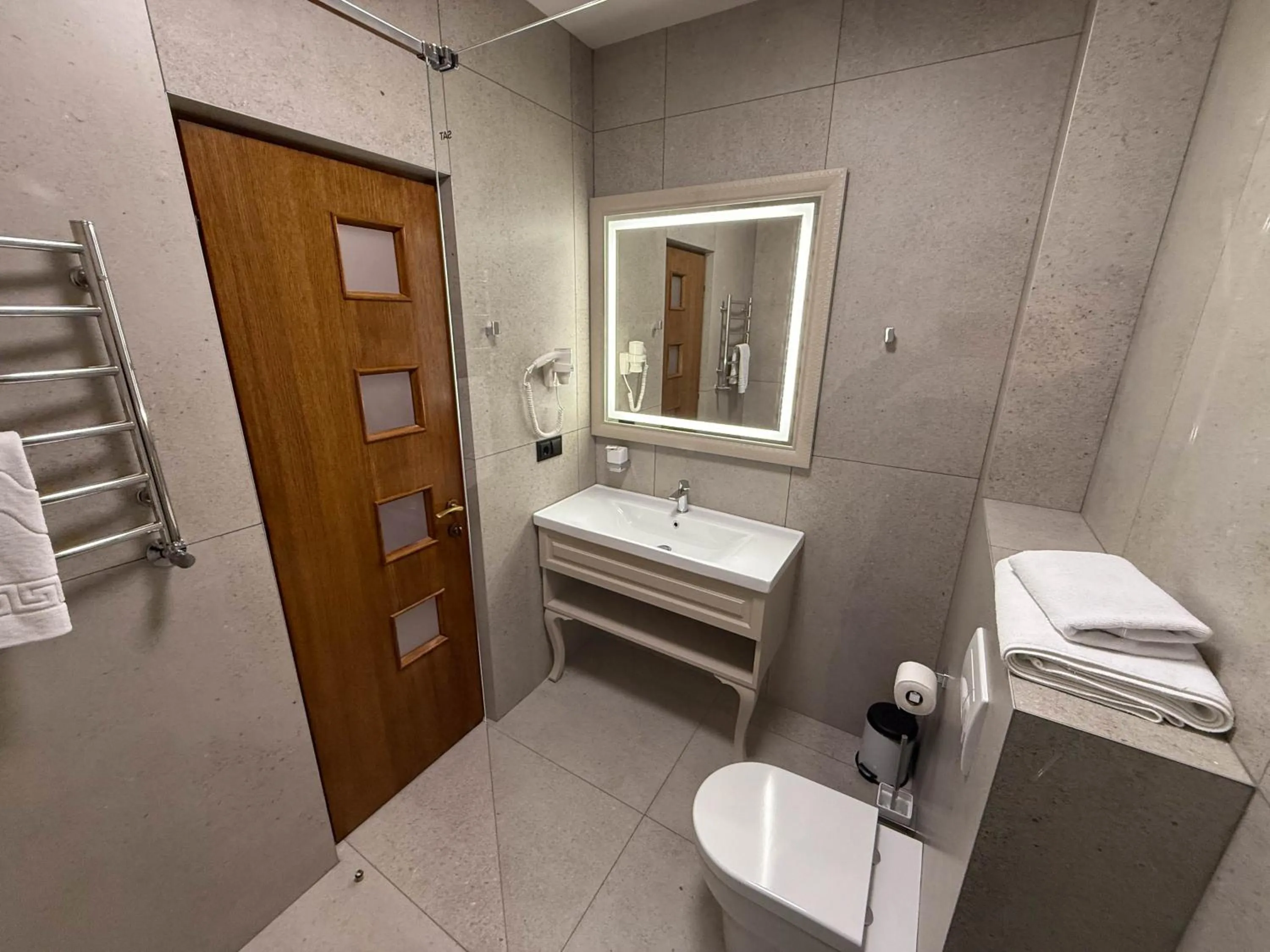 Toilet in Komilfo Hotel