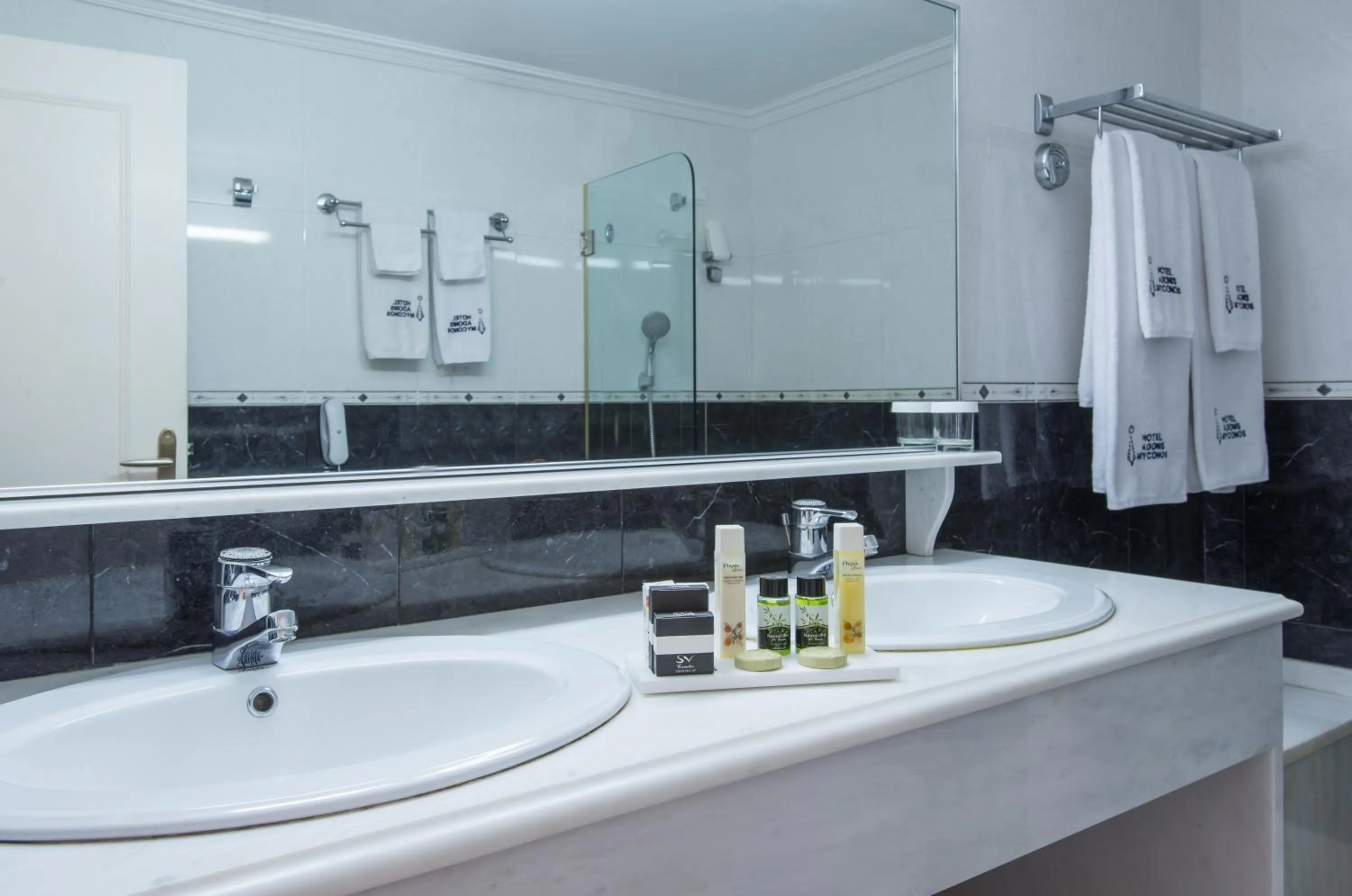 Shower in Hotel Adonis