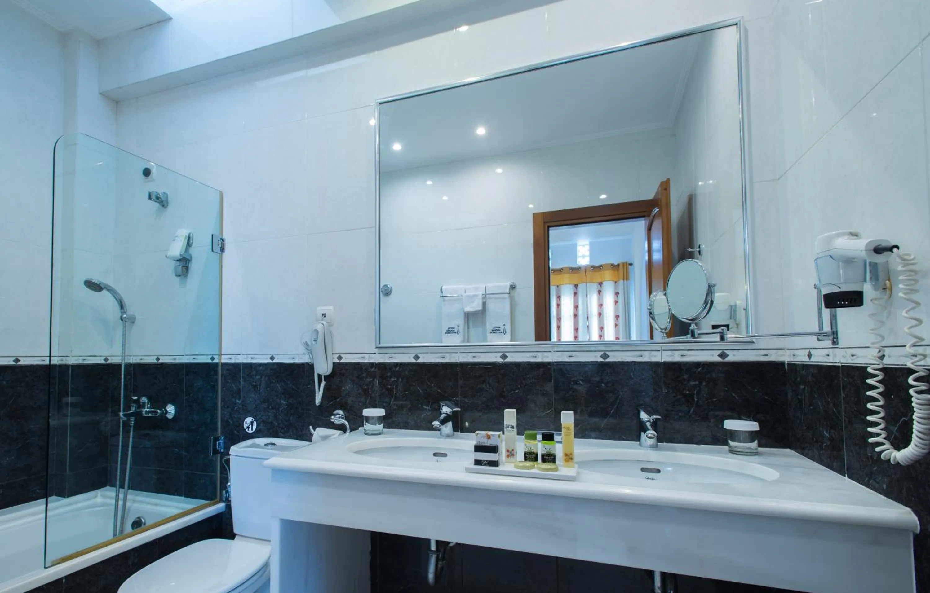 Bathroom in Hotel Adonis