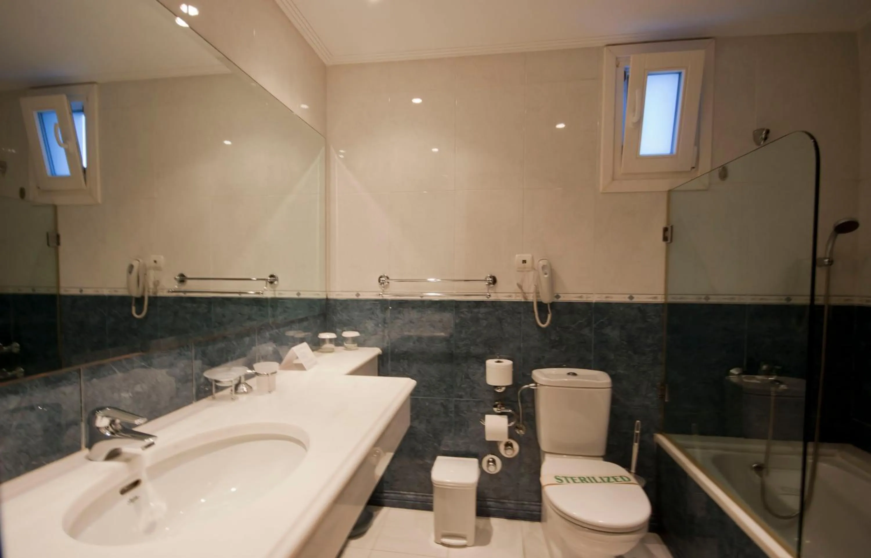 Bathroom in Hotel Adonis