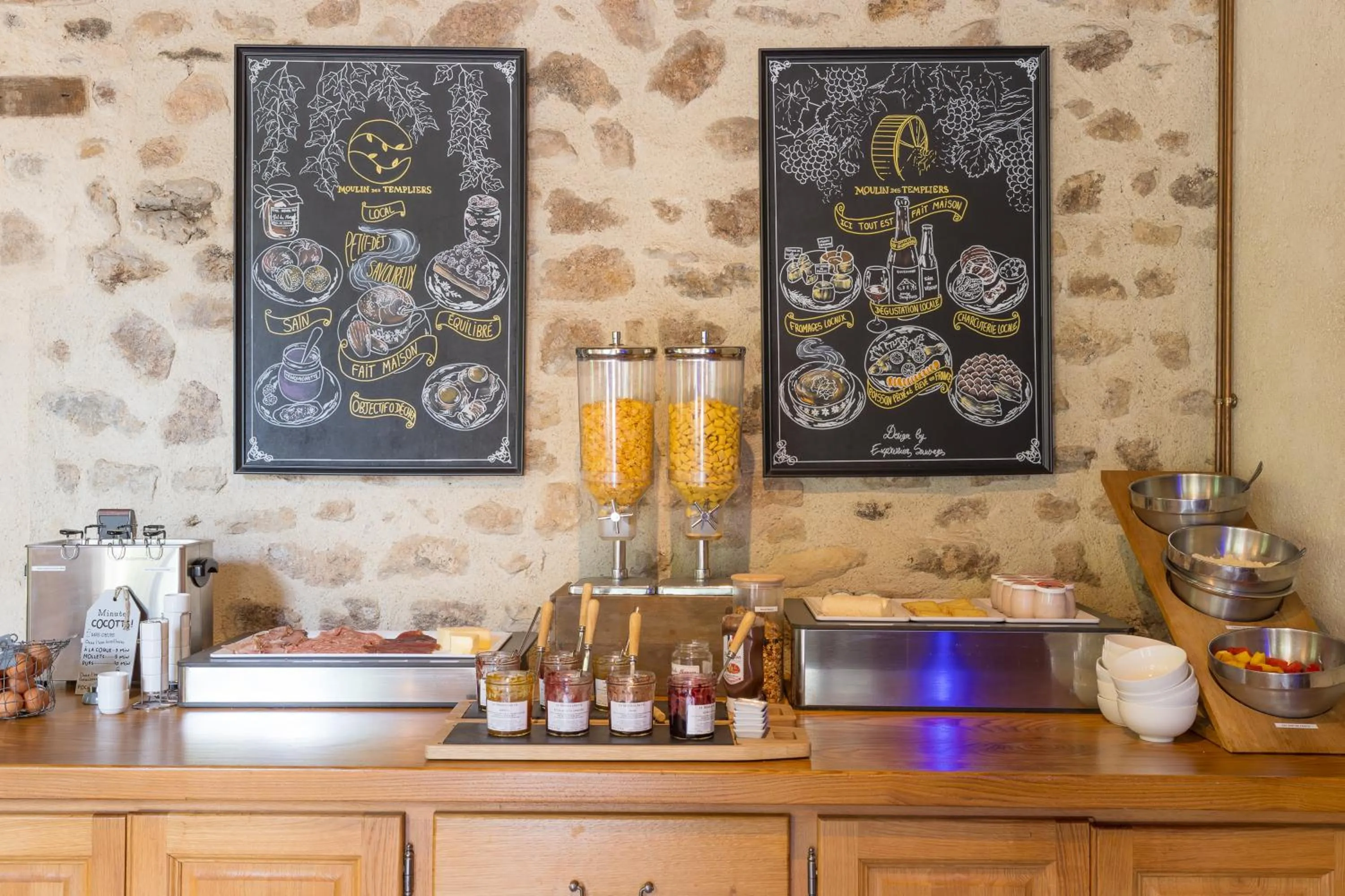 Buffet breakfast in Demeures et Châteaux Moulin des Templiers Hôtel & SPA