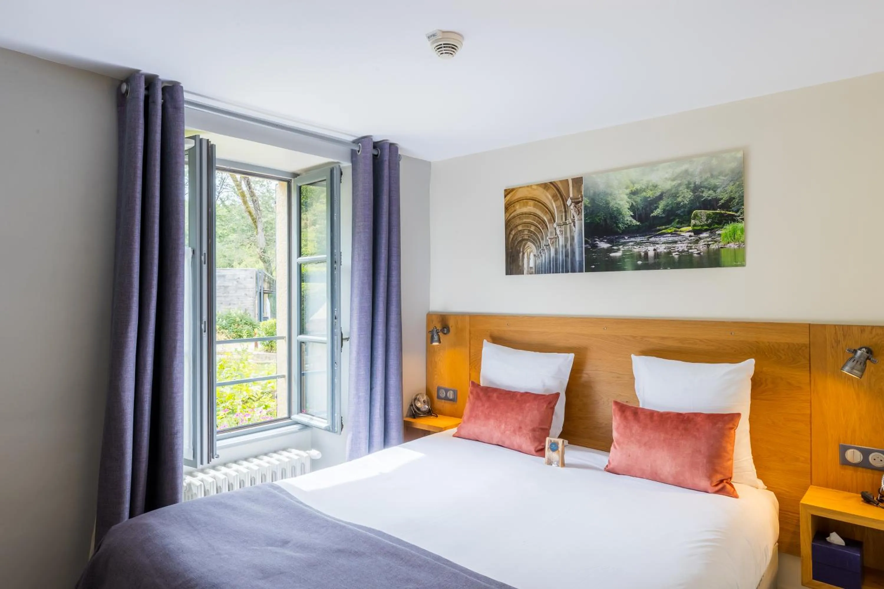 Bedroom, Bed in Demeures et Châteaux Moulin des Templiers Hôtel & SPA