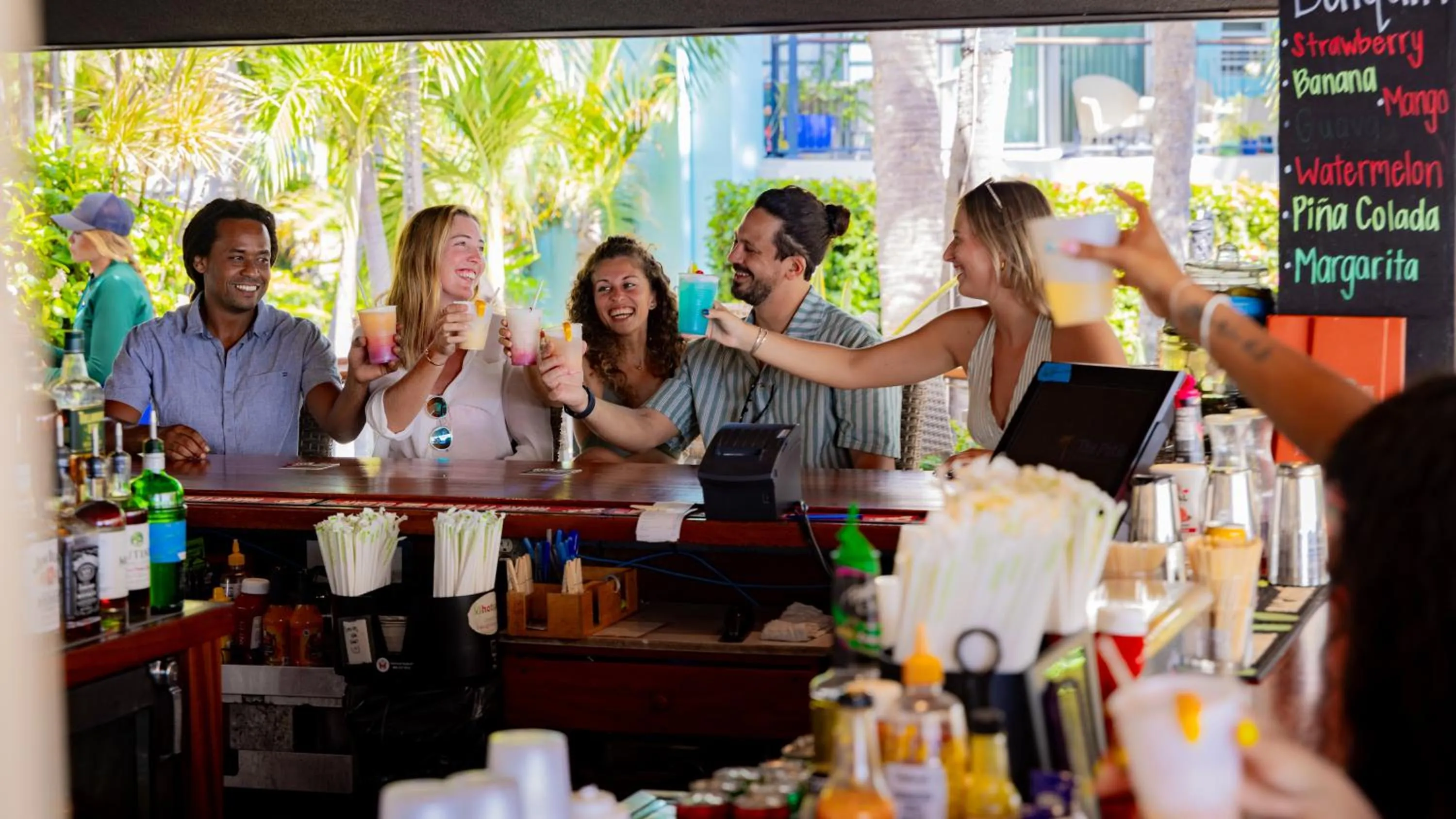 Lounge or bar in Secret Harbour Beach Resort
