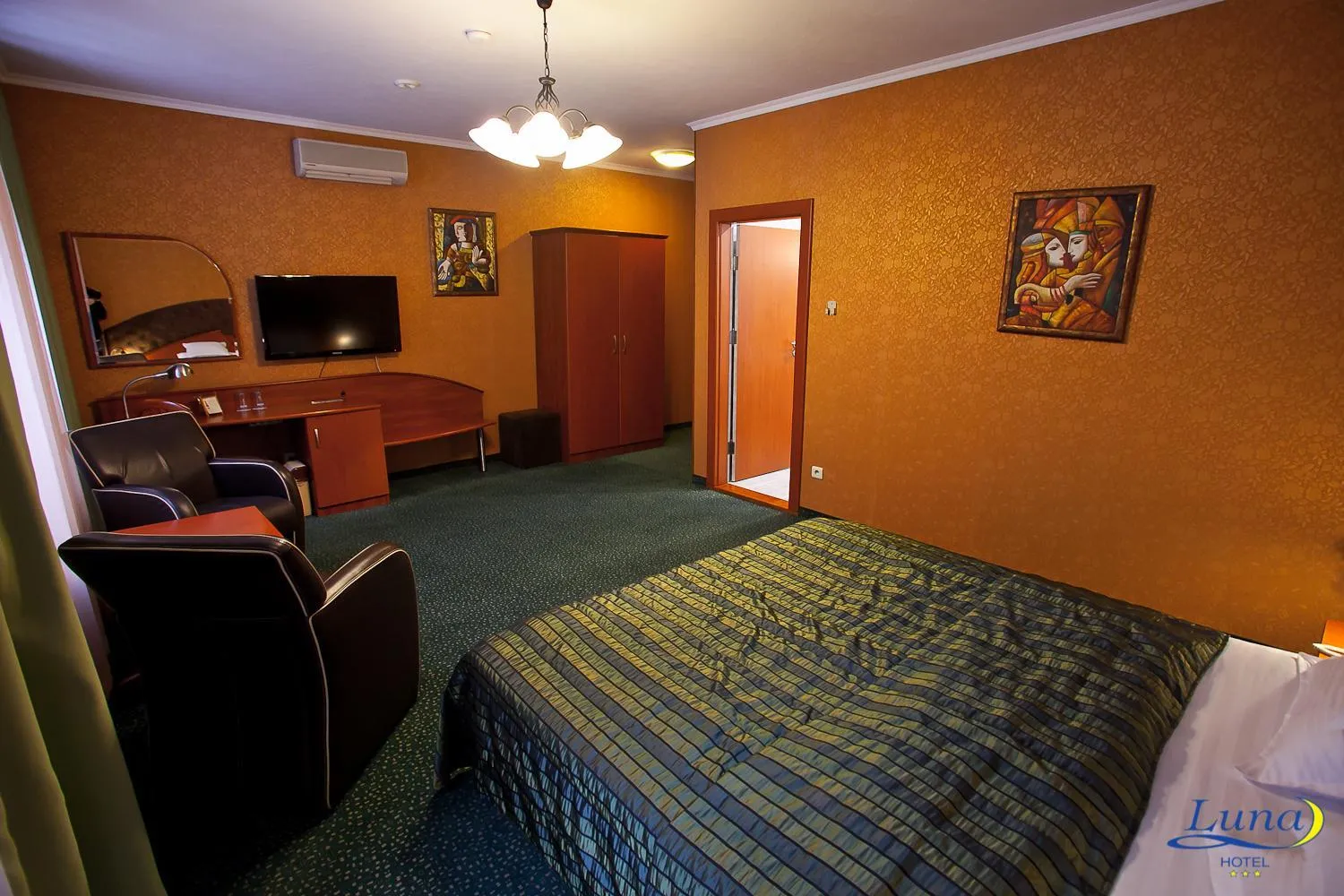 Communal lounge/ TV room, Bed in Luna Hotel