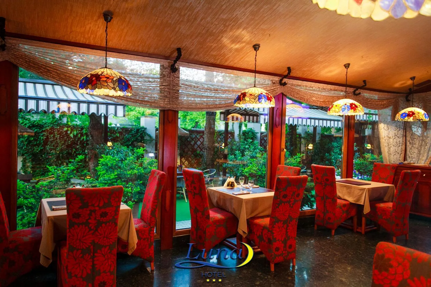 Restaurant/places to eat in Luna Hotel