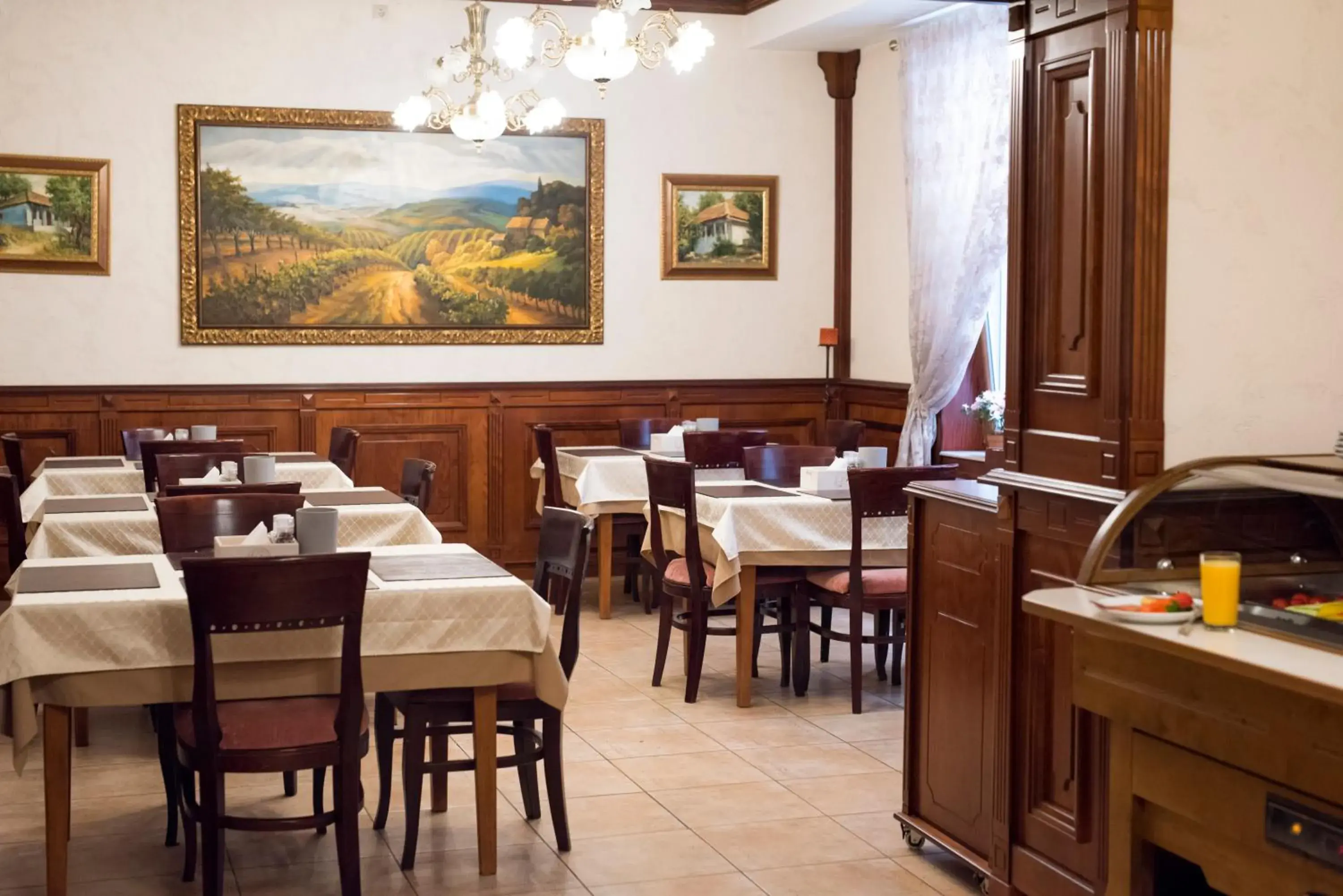 Restaurant/places to eat in Luna Hotel Restaurant/places to eat in Luna Hotel