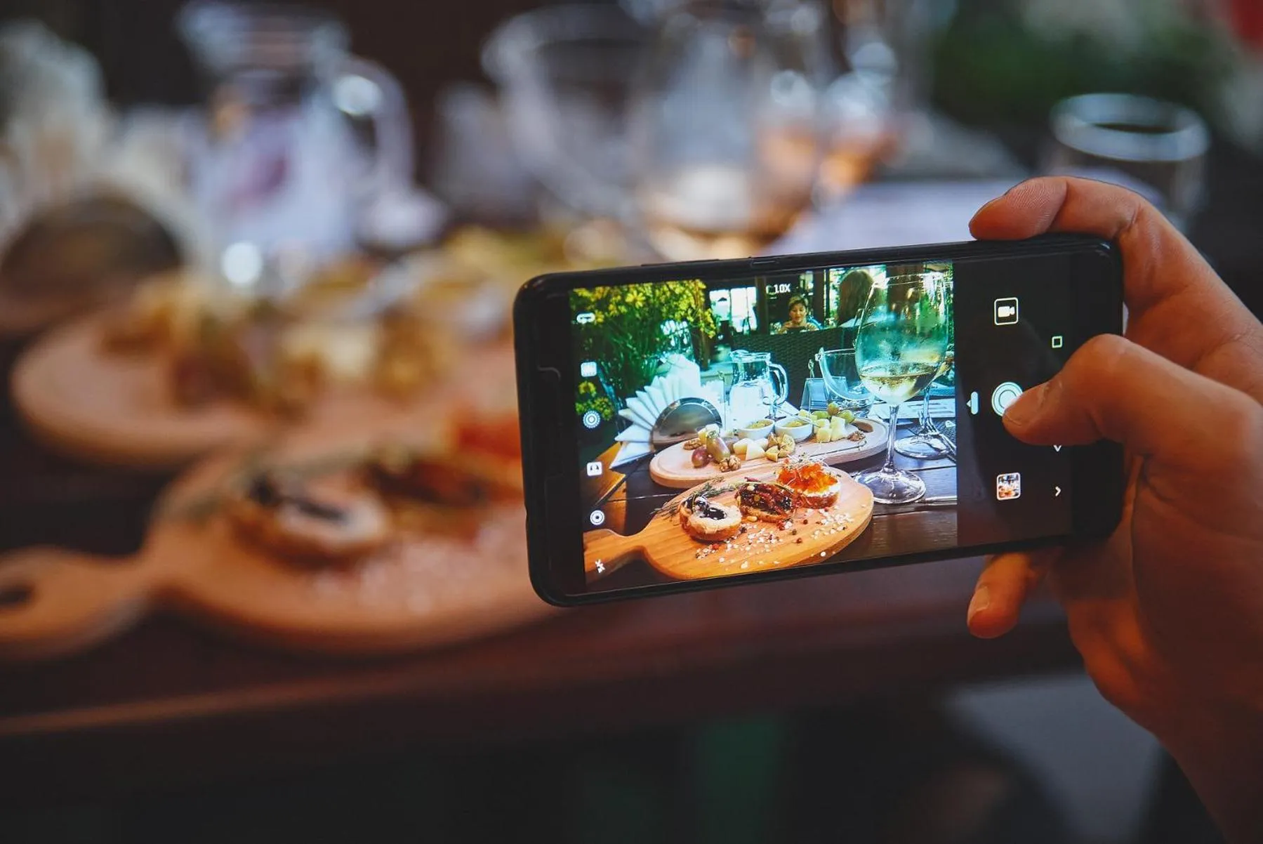 Restaurant/places to eat in Luna Hotel