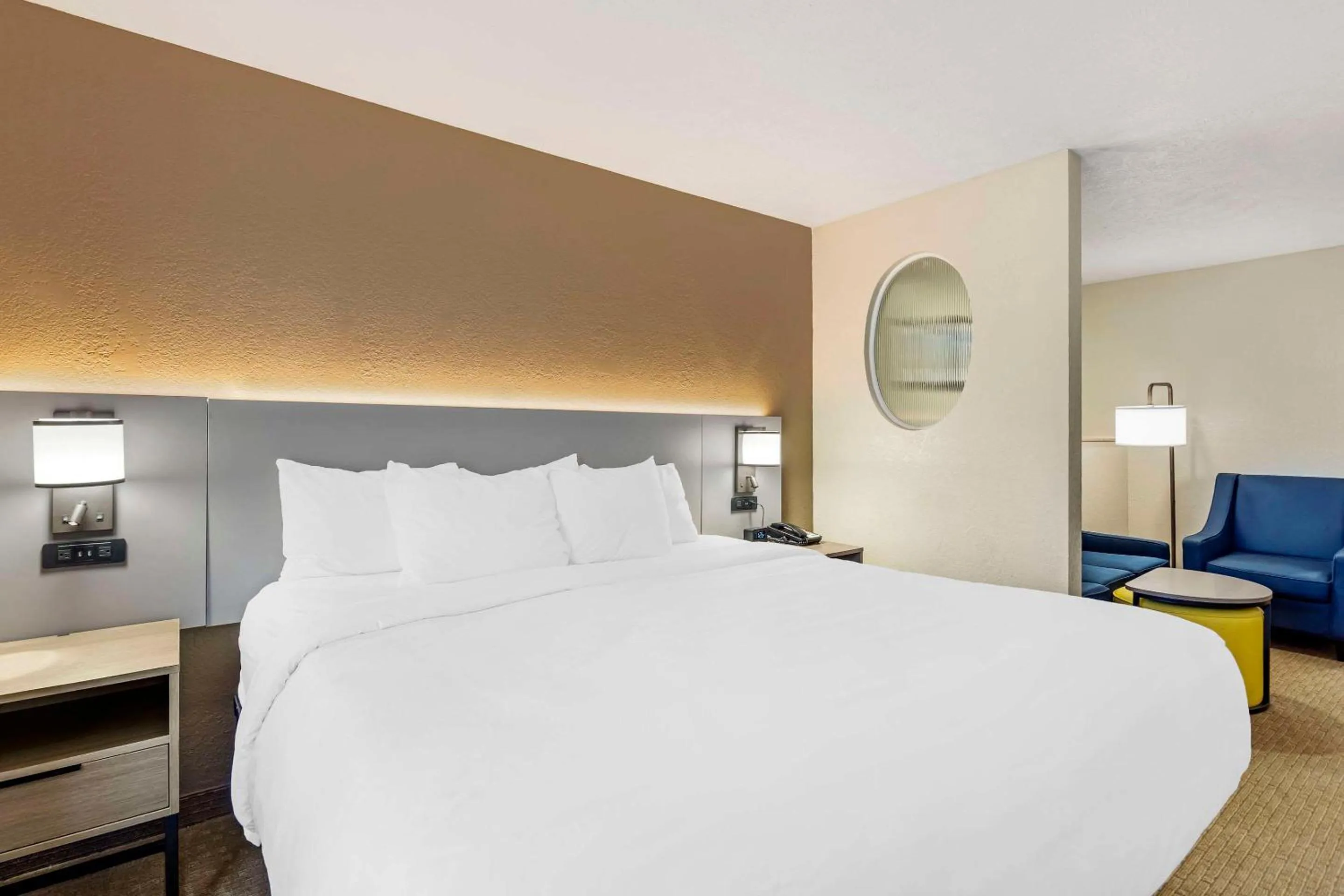 Bedroom, Bed in Comfort Suites Merrillville near US 30