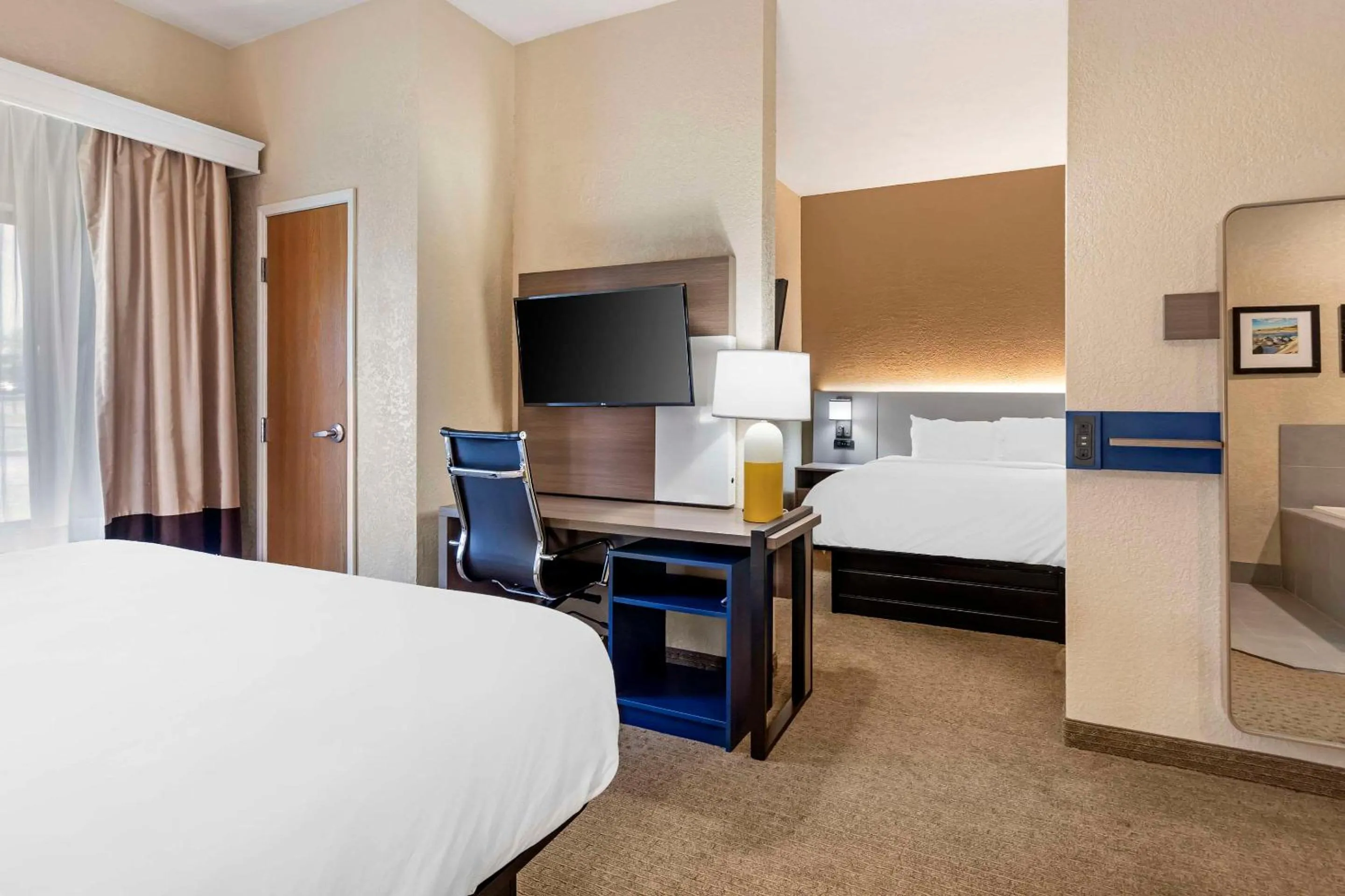 Bedroom, Bed in Comfort Suites Merrillville near US 30