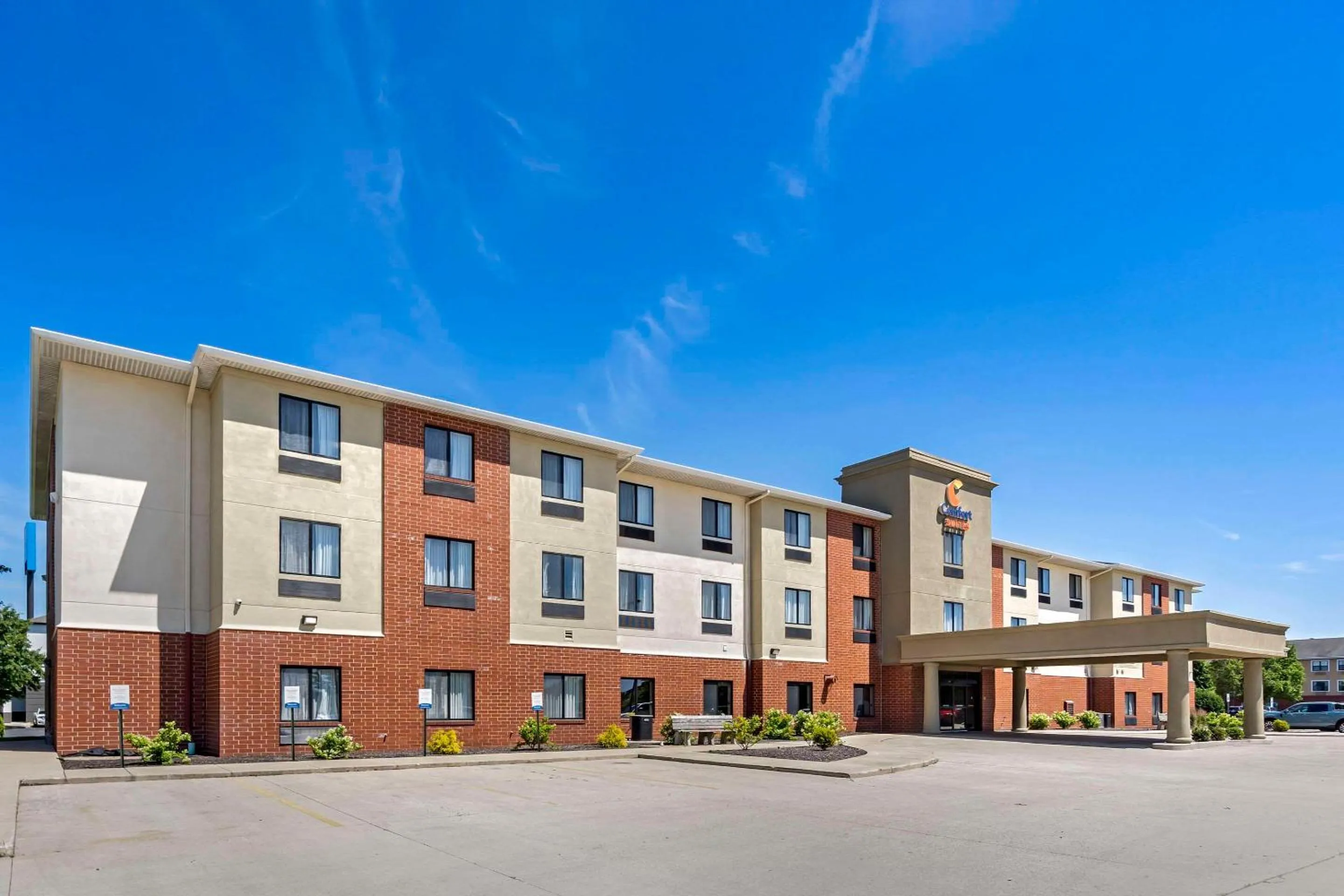 Property building in Comfort Suites Merrillville near US 30
