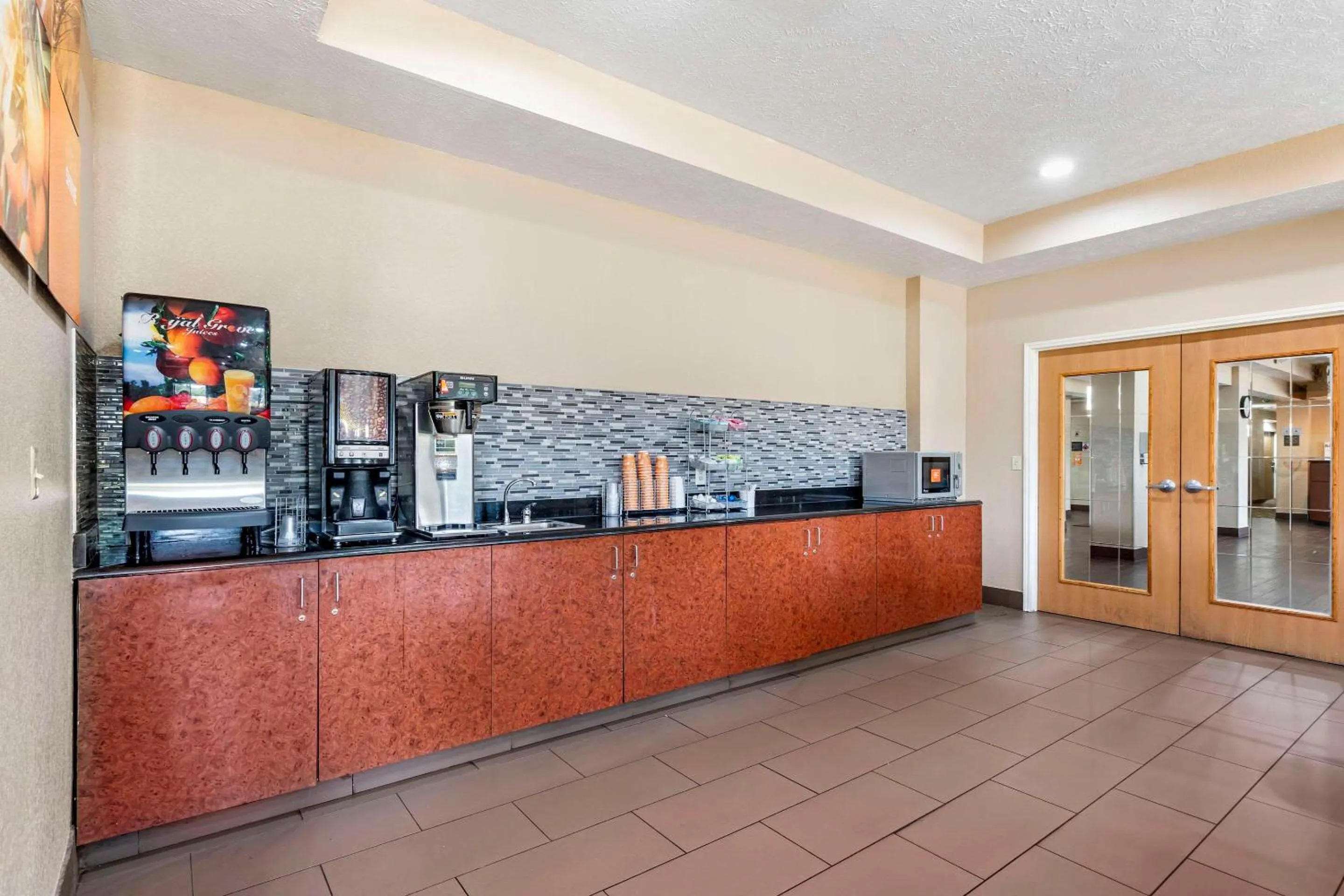 Breakfast in Comfort Suites Merrillville near US 30