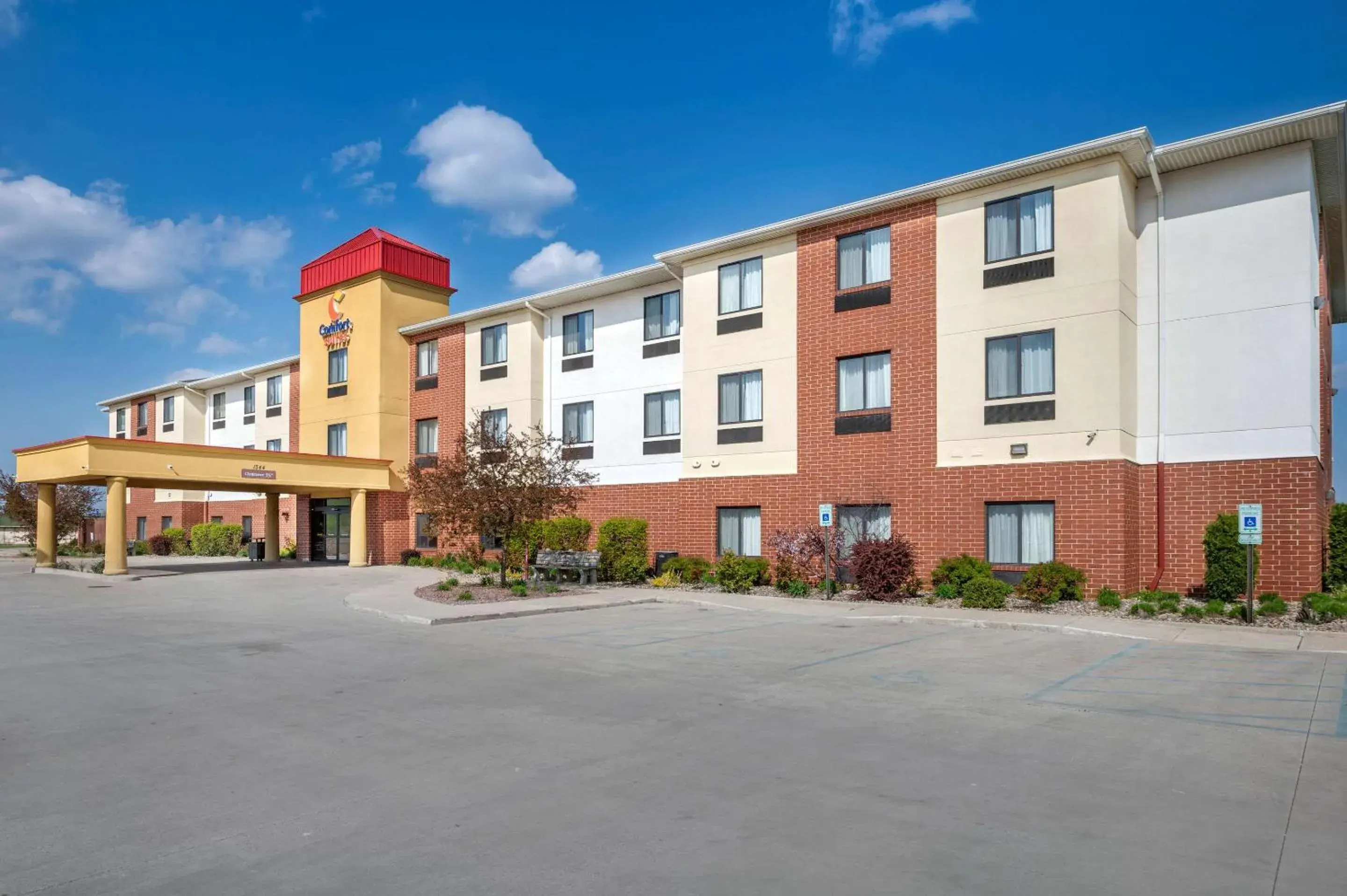 Property building in Comfort Suites Merrillville near US 30 Property building in Comfort Suites Merrillville near US 30