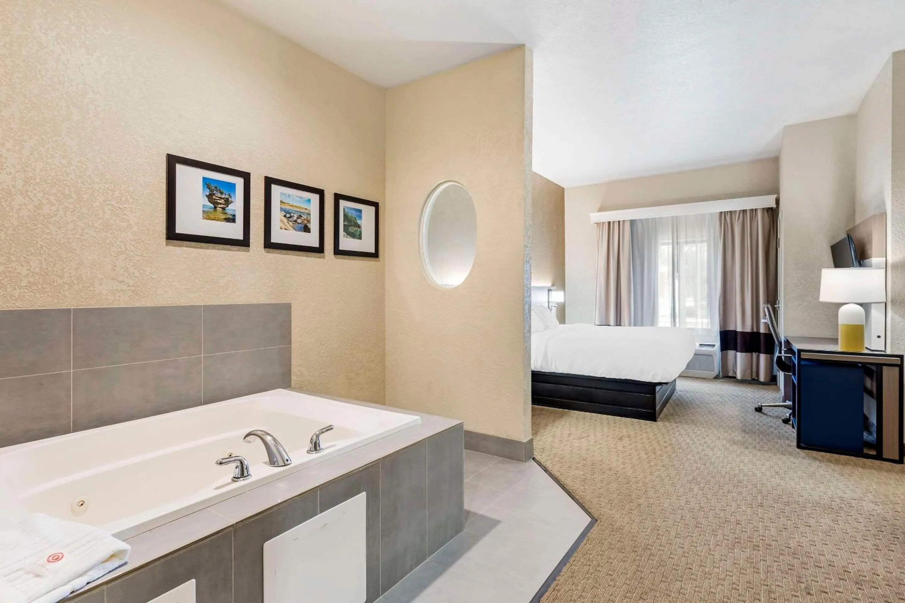 Bedroom, Bed in Comfort Suites Merrillville near US 30