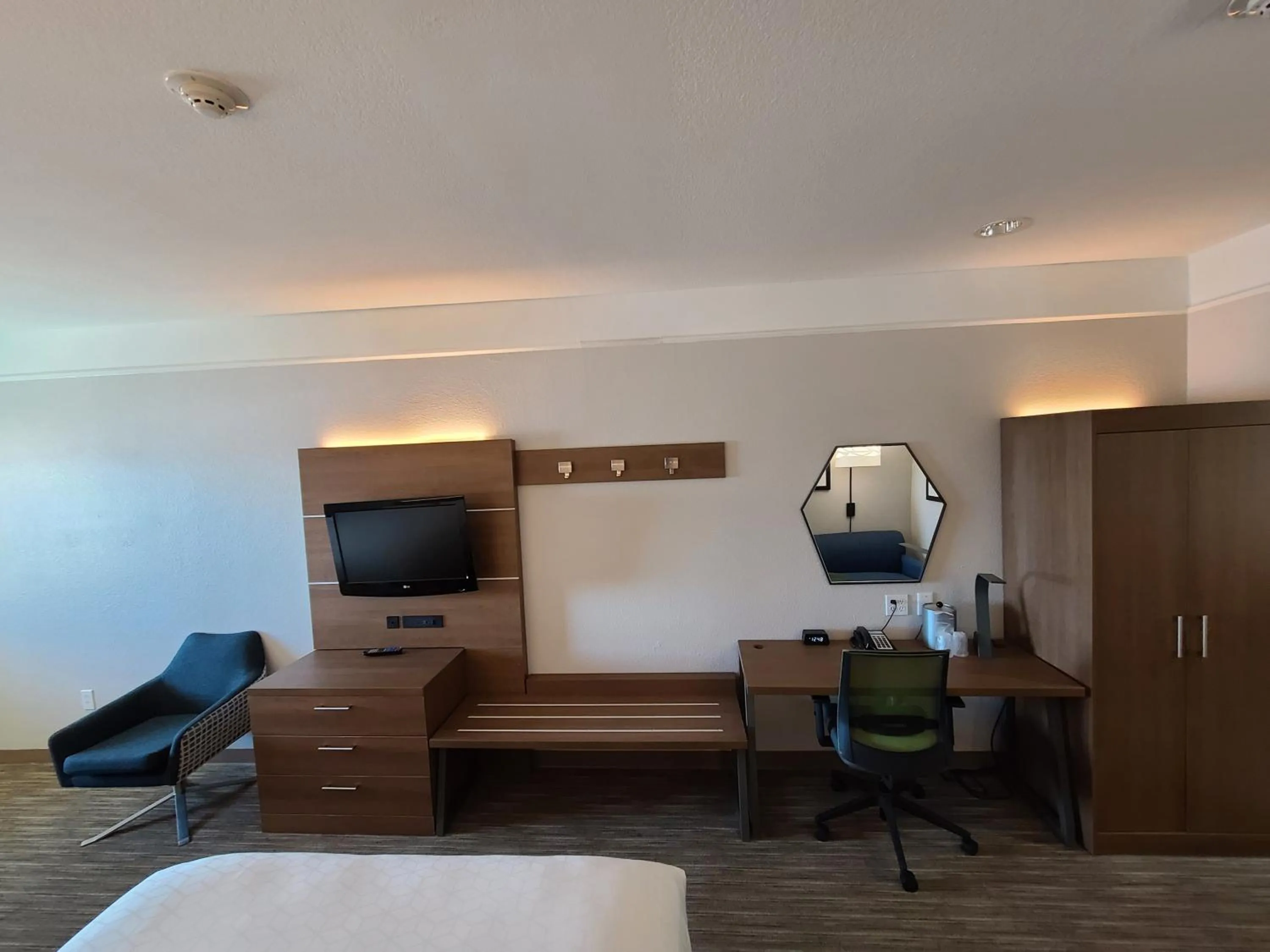 Bedroom, Bed in Holiday Inn Express & Suites Galveston West-Seawall