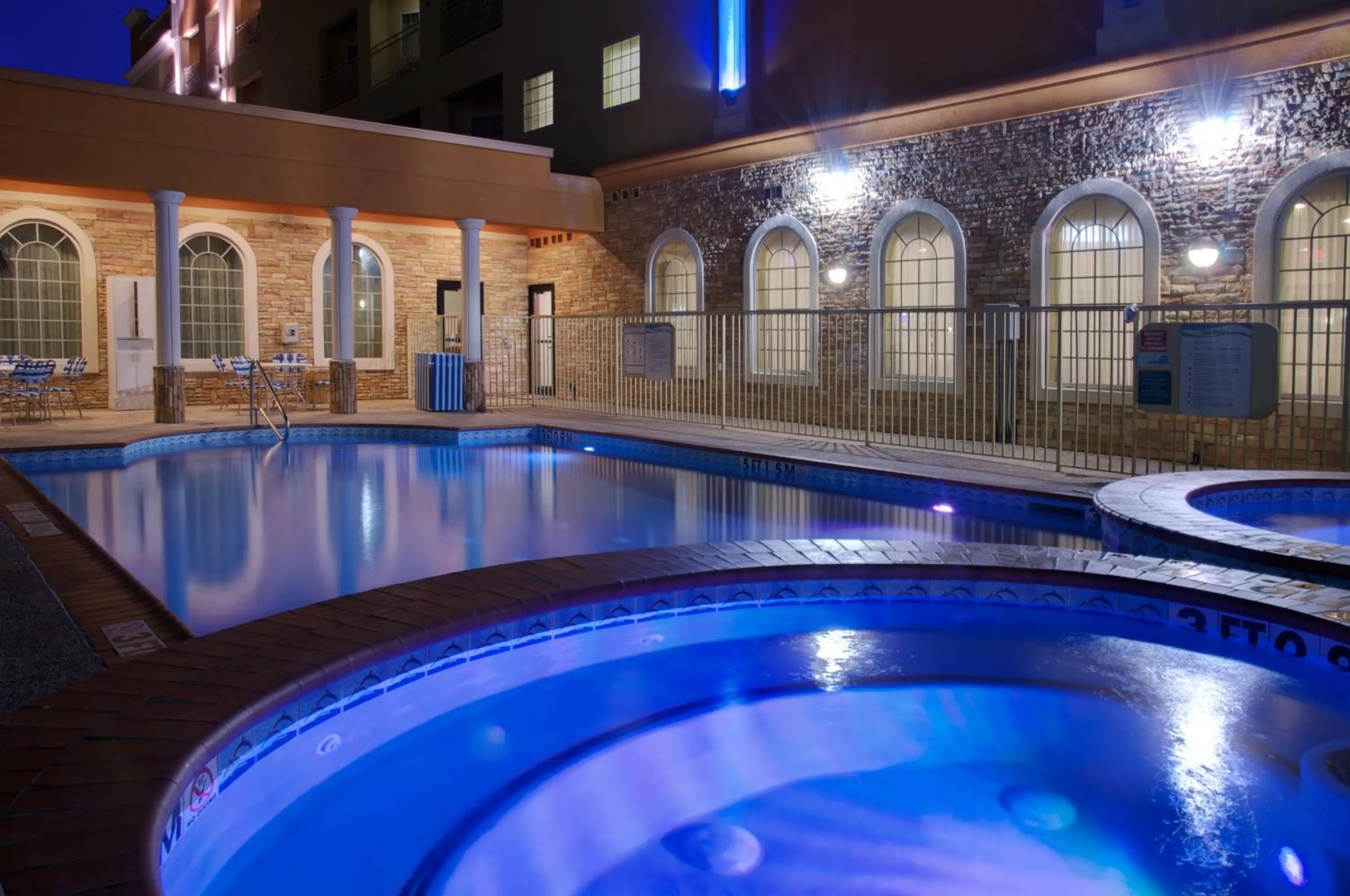 Swimming pool in Holiday Inn Express & Suites Galveston West-Seawall