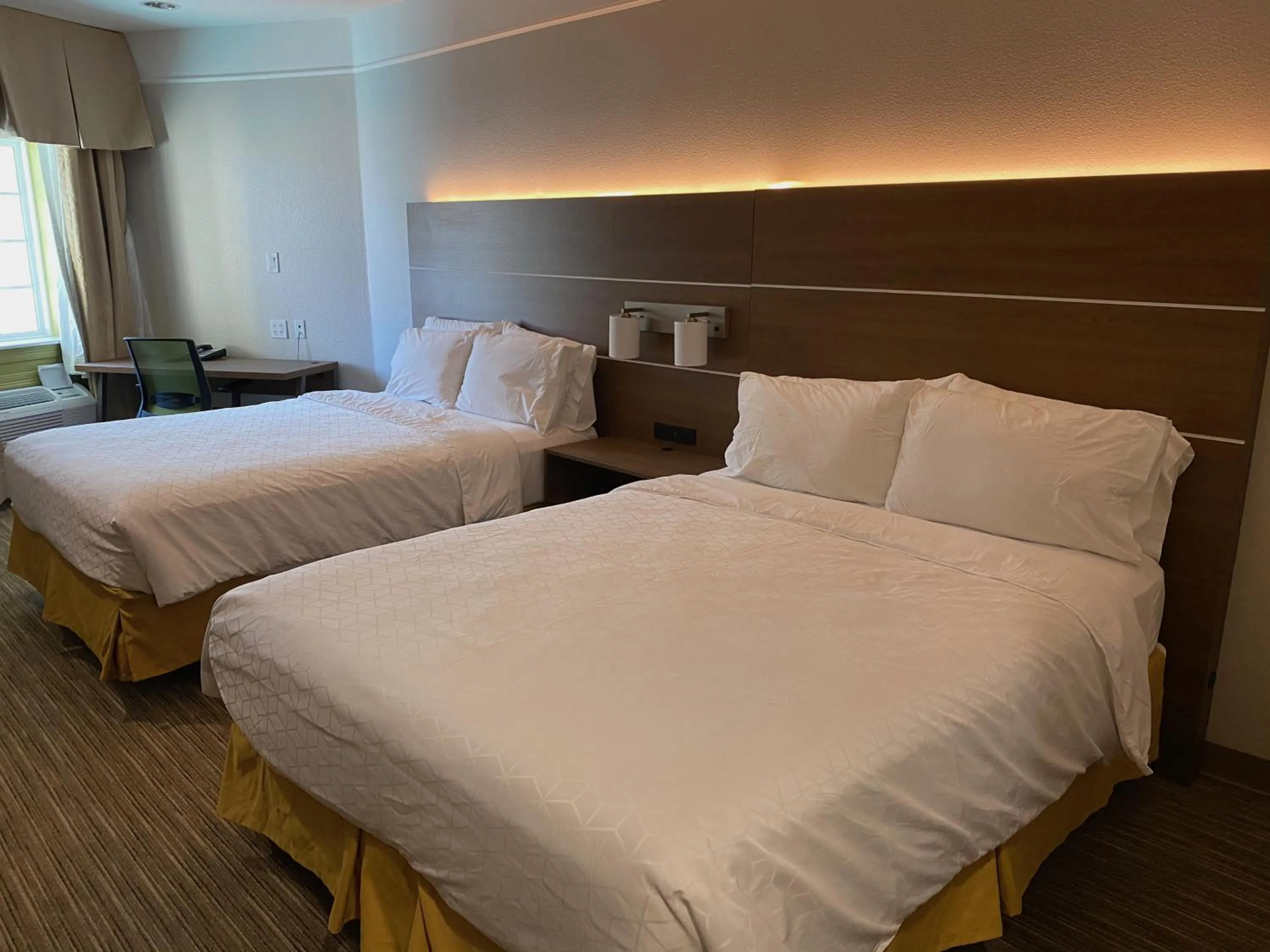 Bedroom, Bed in Holiday Inn Express & Suites Galveston West-Seawall