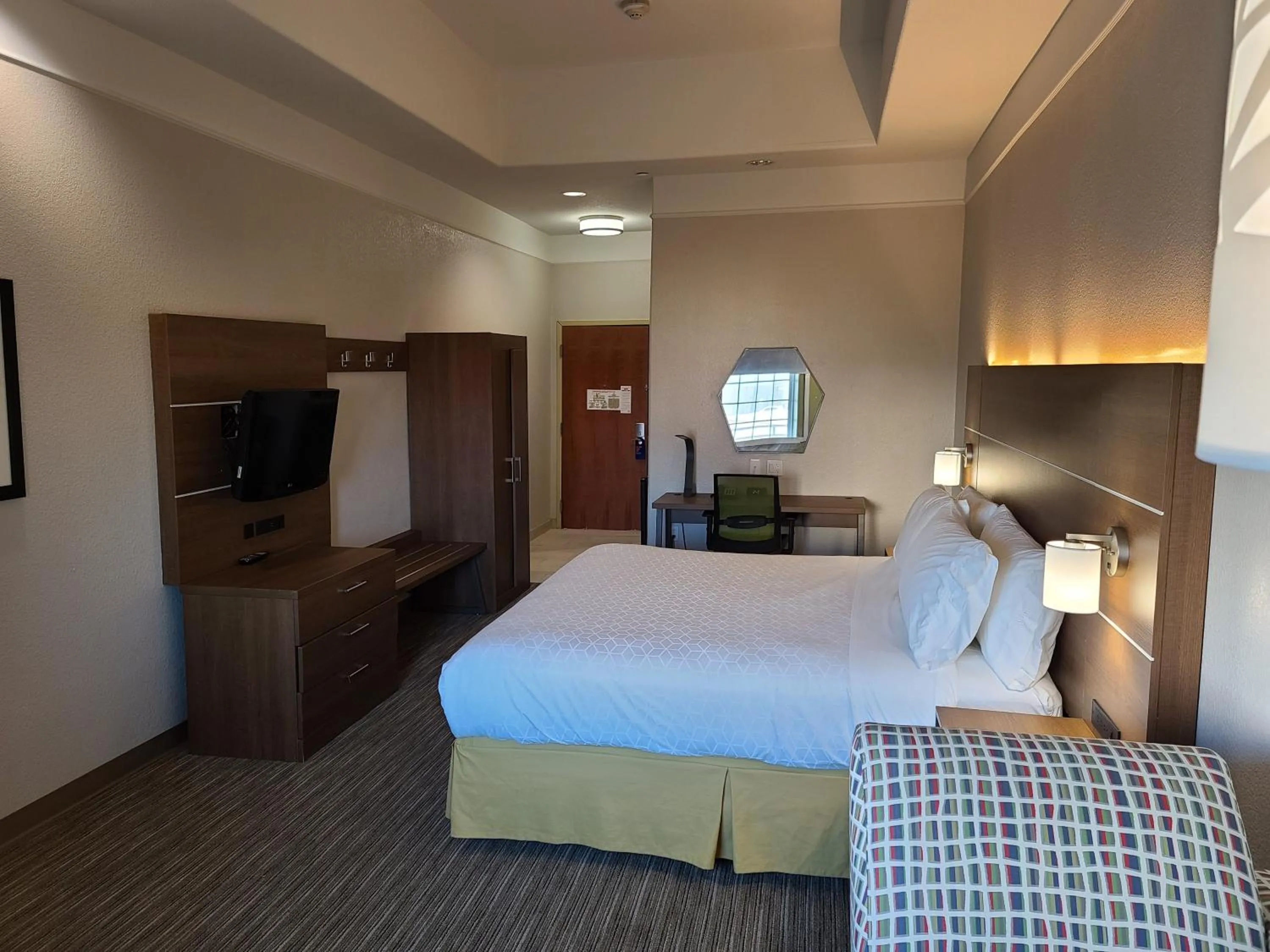 Photo of the whole room, Bed in Holiday Inn Express & Suites Galveston West-Seawall