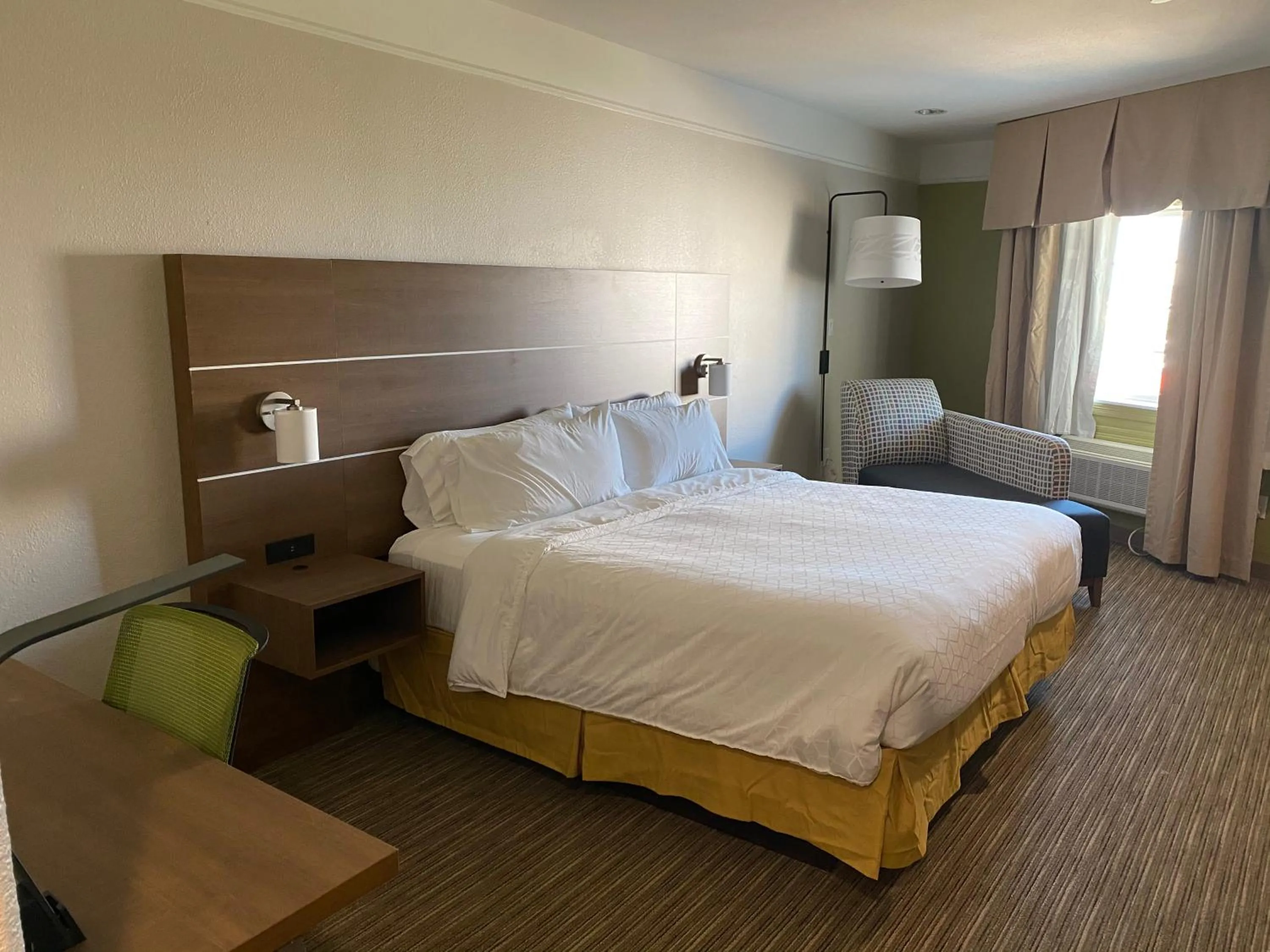 Photo of the whole room, Bed in Holiday Inn Express & Suites Galveston West-Seawall