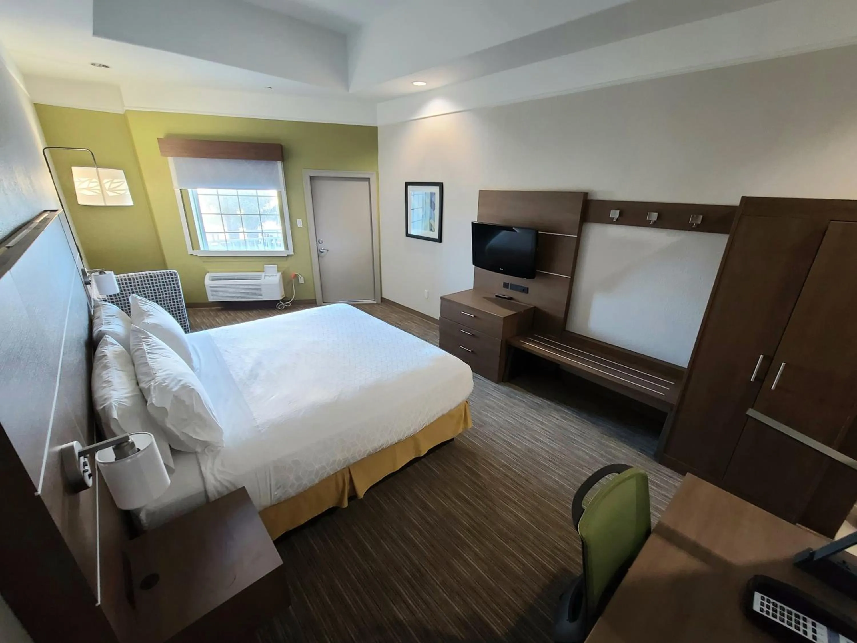Photo of the whole room, Bed in Holiday Inn Express & Suites Galveston West-Seawall