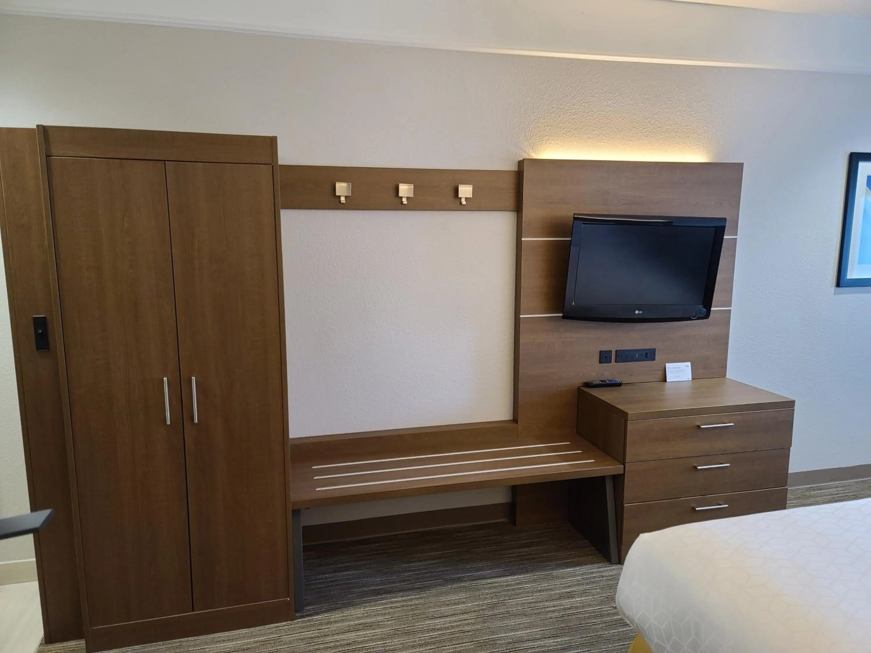 Photo of the whole room, Bed in Holiday Inn Express & Suites Galveston West-Seawall