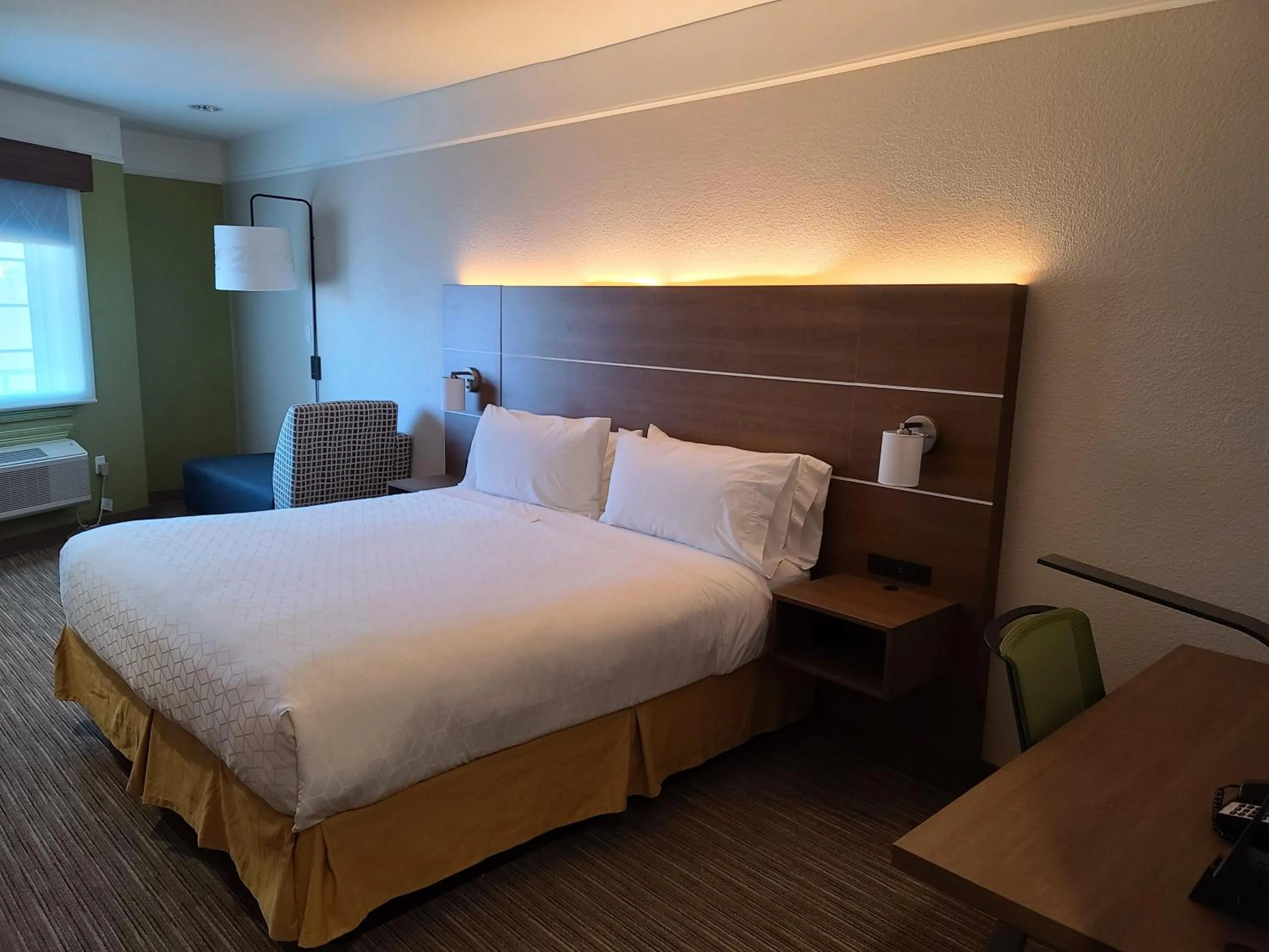 Photo of the whole room, Bed in Holiday Inn Express & Suites Galveston West-Seawall