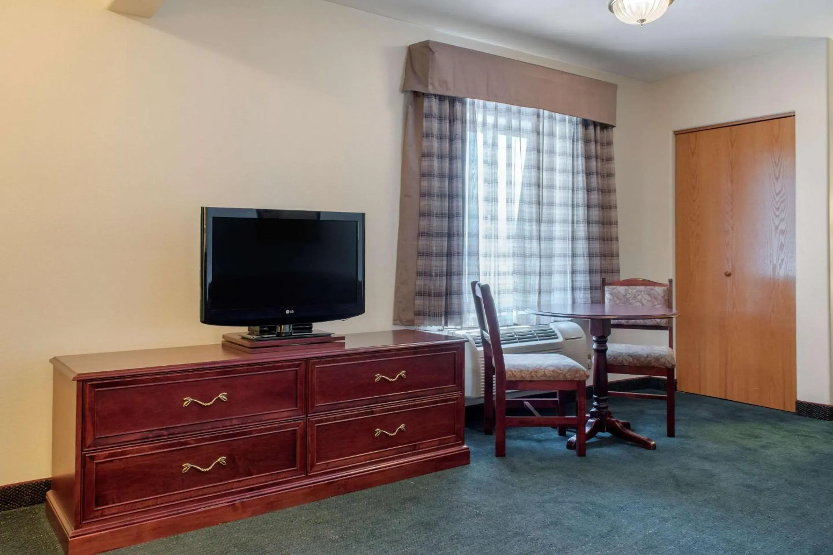 Photo of the whole room, TV/Entertainment Center in Quality Inn Helena