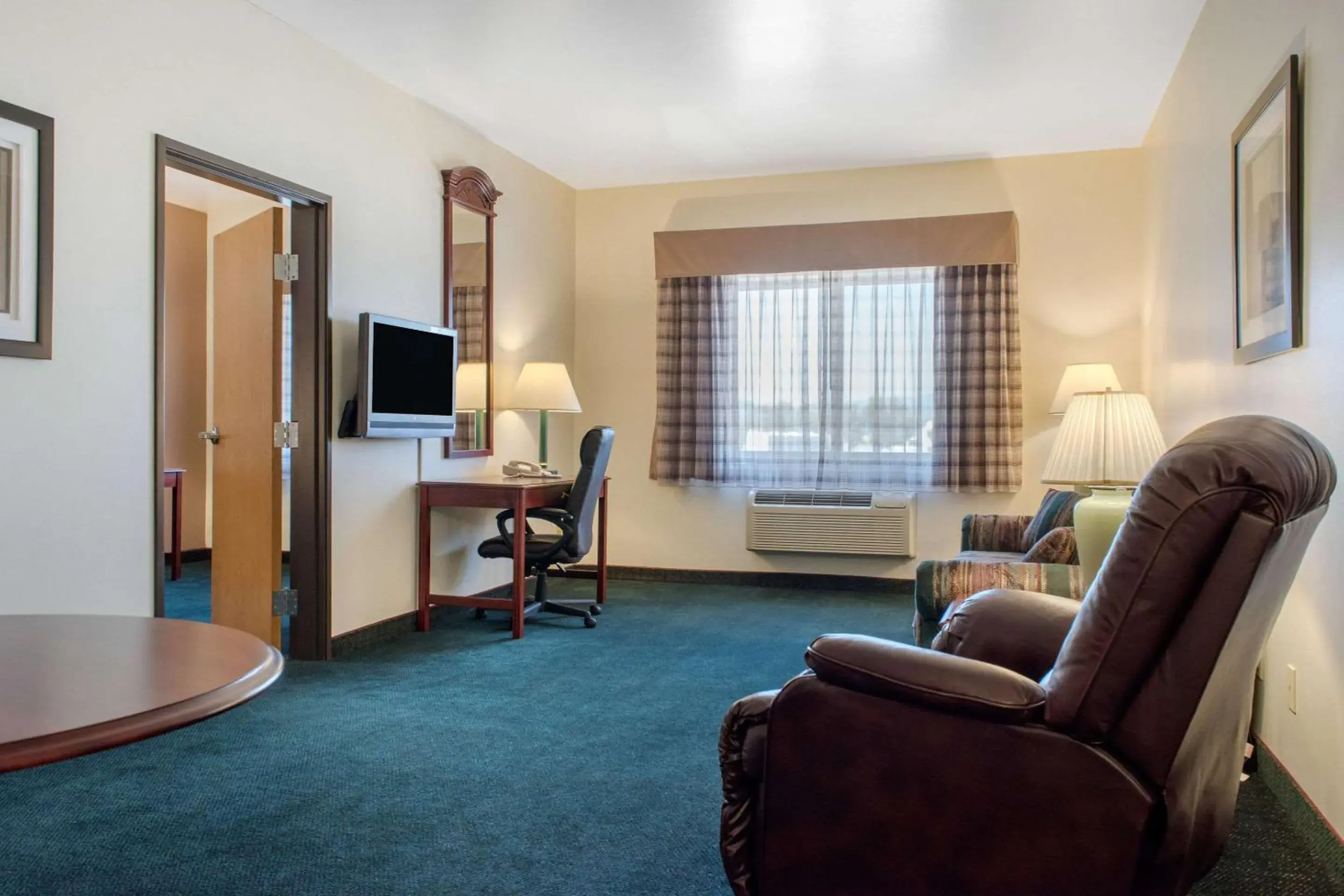 Photo of the whole room, Seating Area in Quality Inn Helena