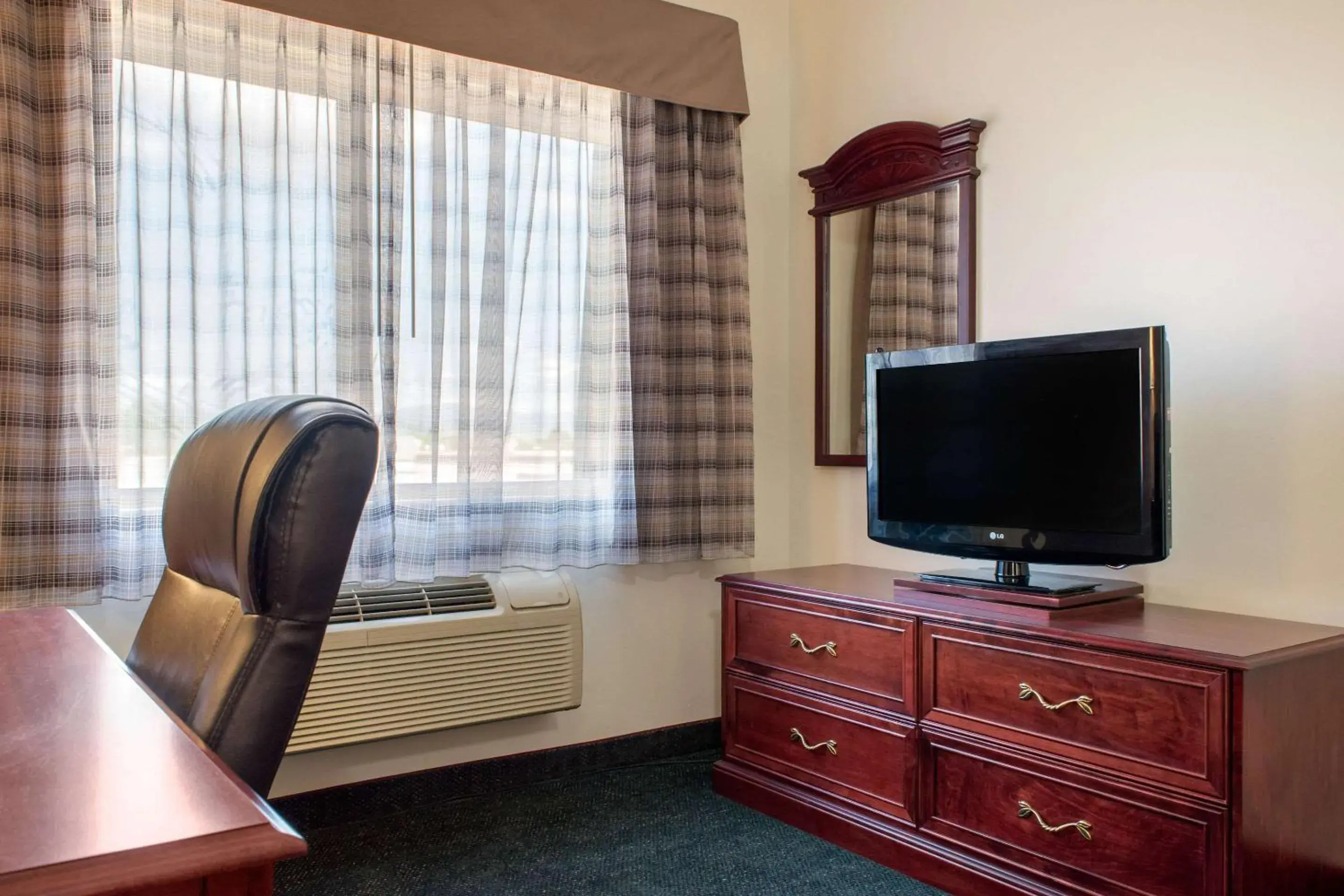 Photo of the whole room, TV/Entertainment Center in Quality Inn Helena
