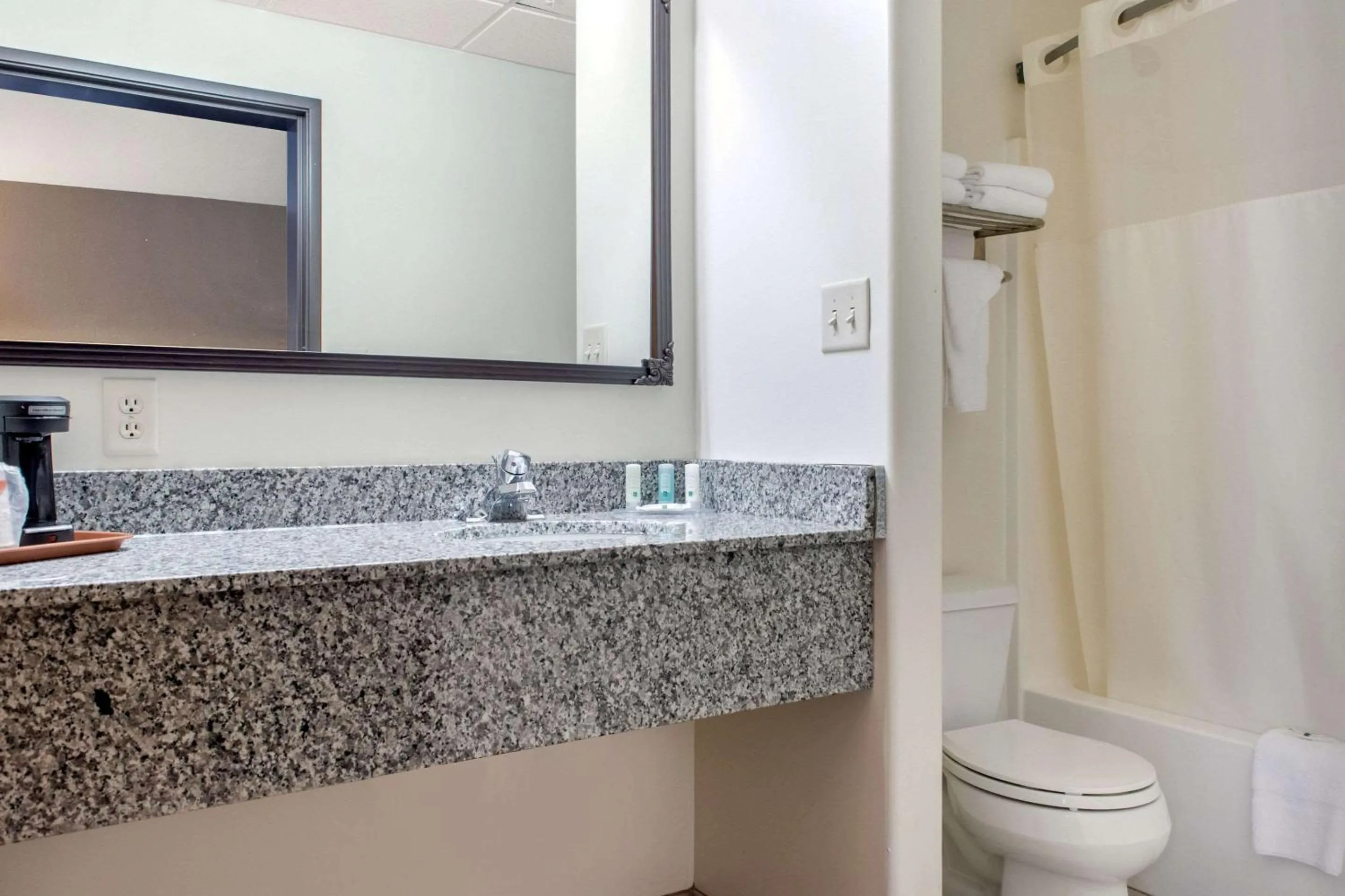 Photo of the whole room, Bathroom in Quality Inn Helena