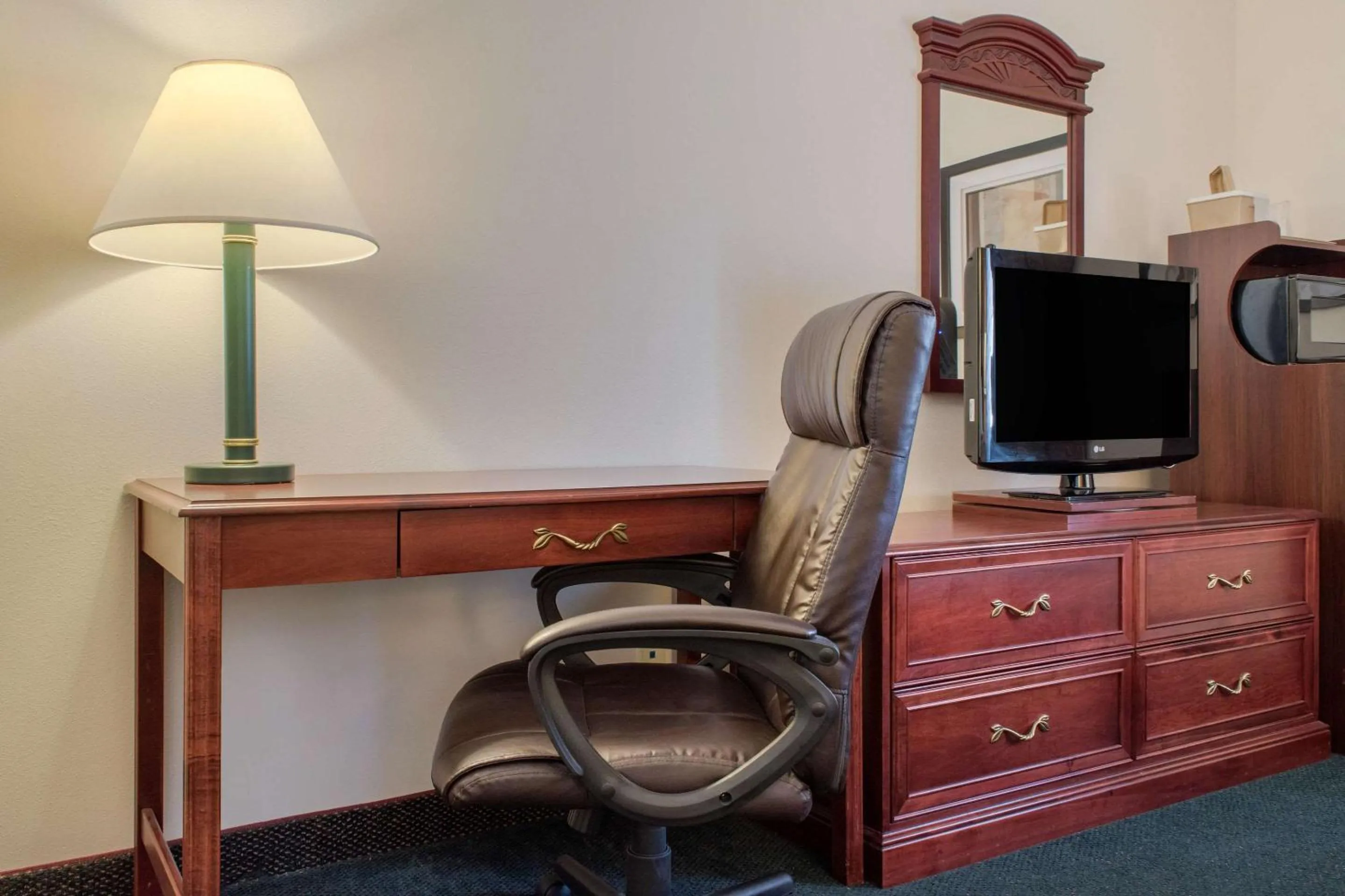 Photo of the whole room, TV/Entertainment Center in Quality Inn Helena