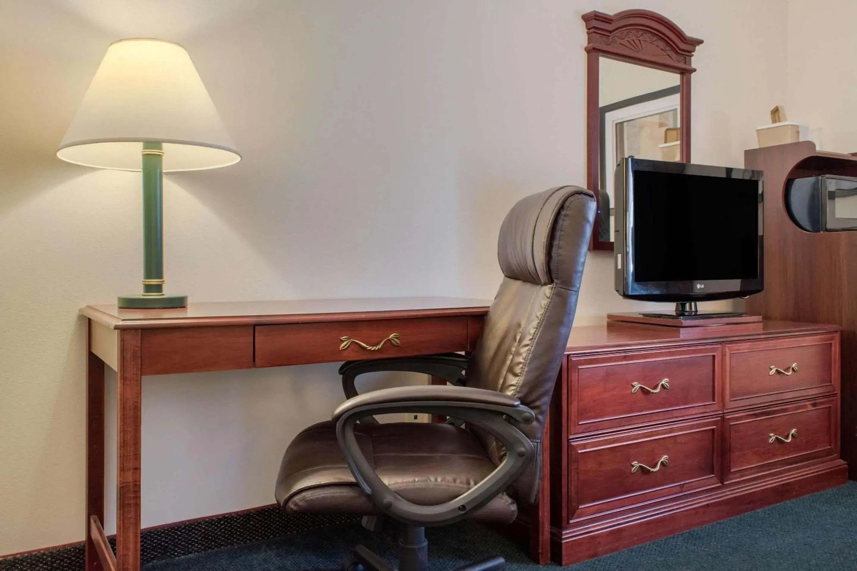 Photo of the whole room, TV/Entertainment Center in Quality Inn Helena