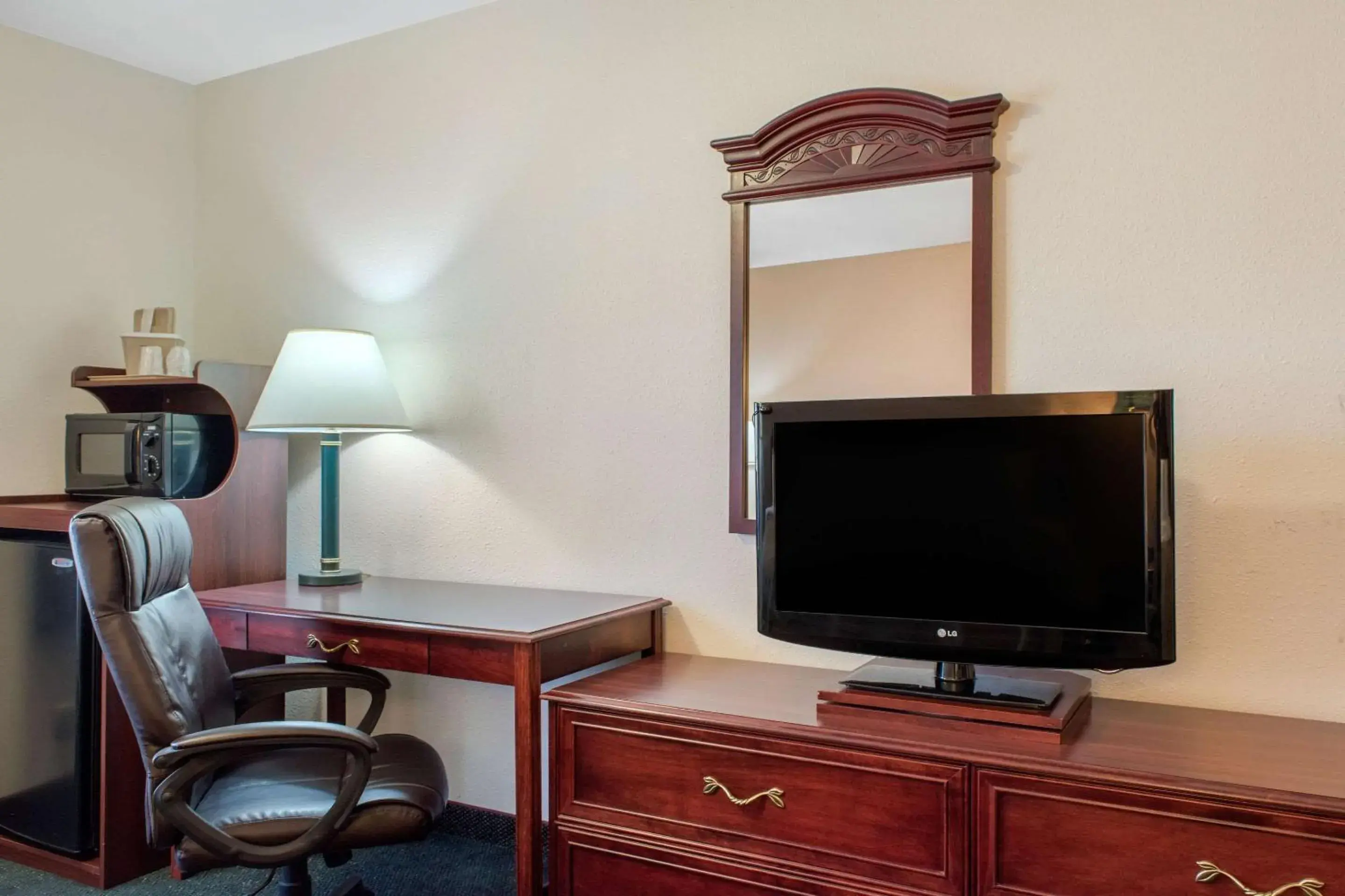 Photo of the whole room, TV/Entertainment Center in Quality Inn Helena